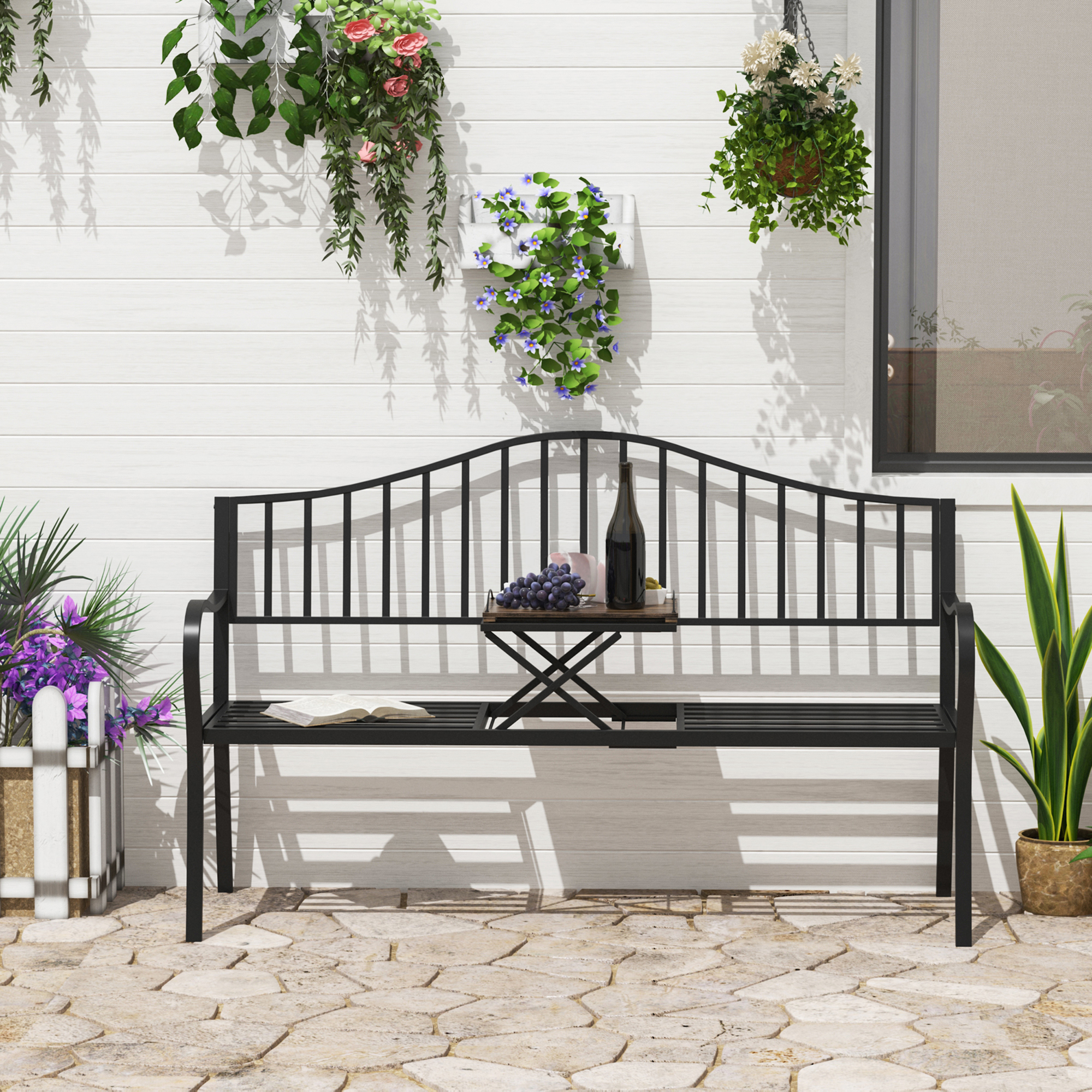 Una panchina da giardino nera con una bottiglia di vino, uva e olive.