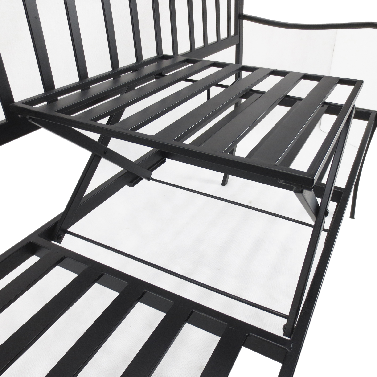 Una struttura letto in metallo nero, parzialmente estesa, su sfondo bianco.