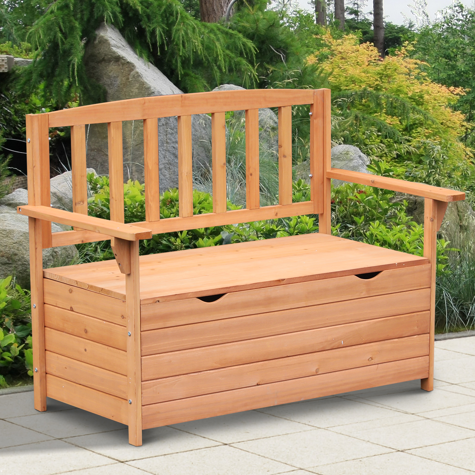Panca da giardino in legno con contenitore, schienale e braccioli.