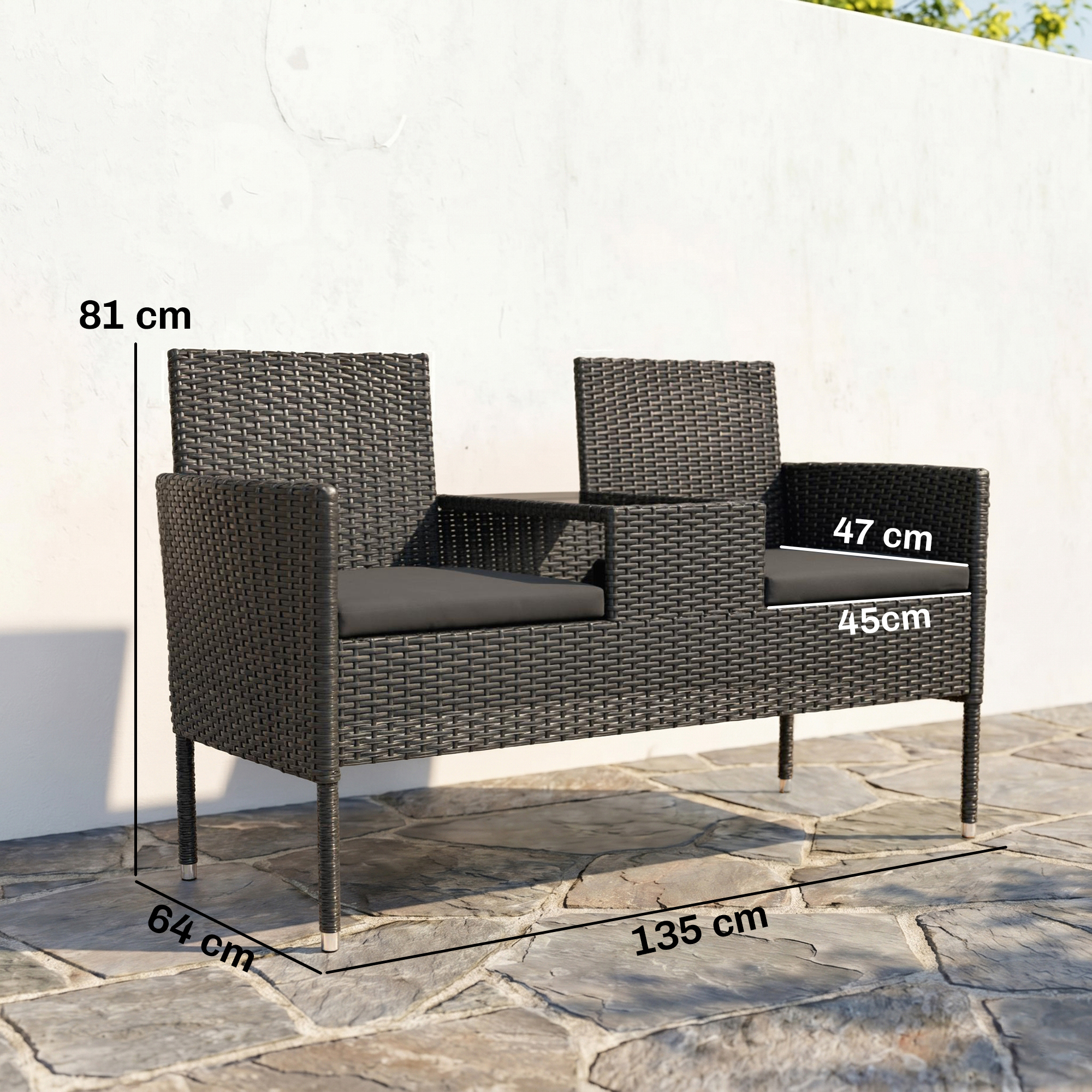 Divano in rattan grigio scuro con cuscini neri, dimensioni indicate.