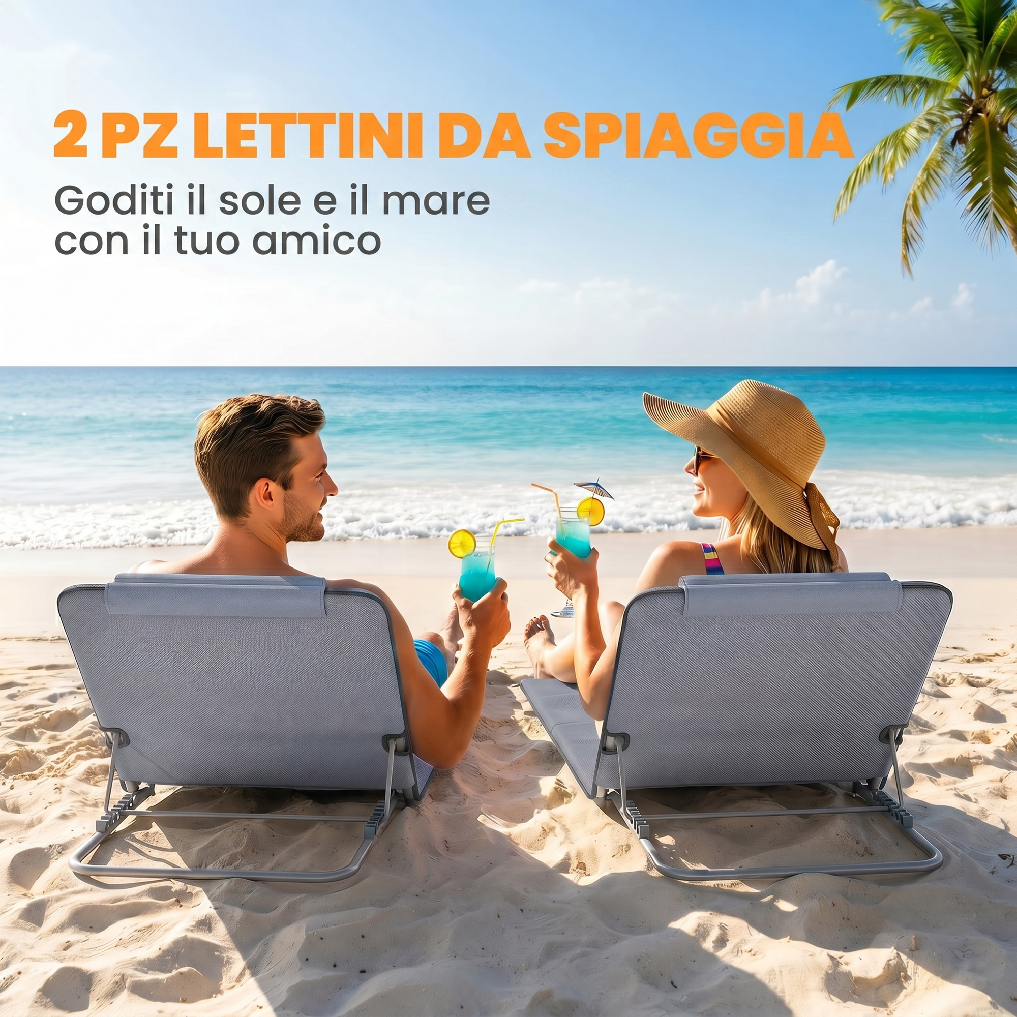 Uomo e donna seduti su lettini da spiaggia, bevendo cocktail blu vicino al mare.