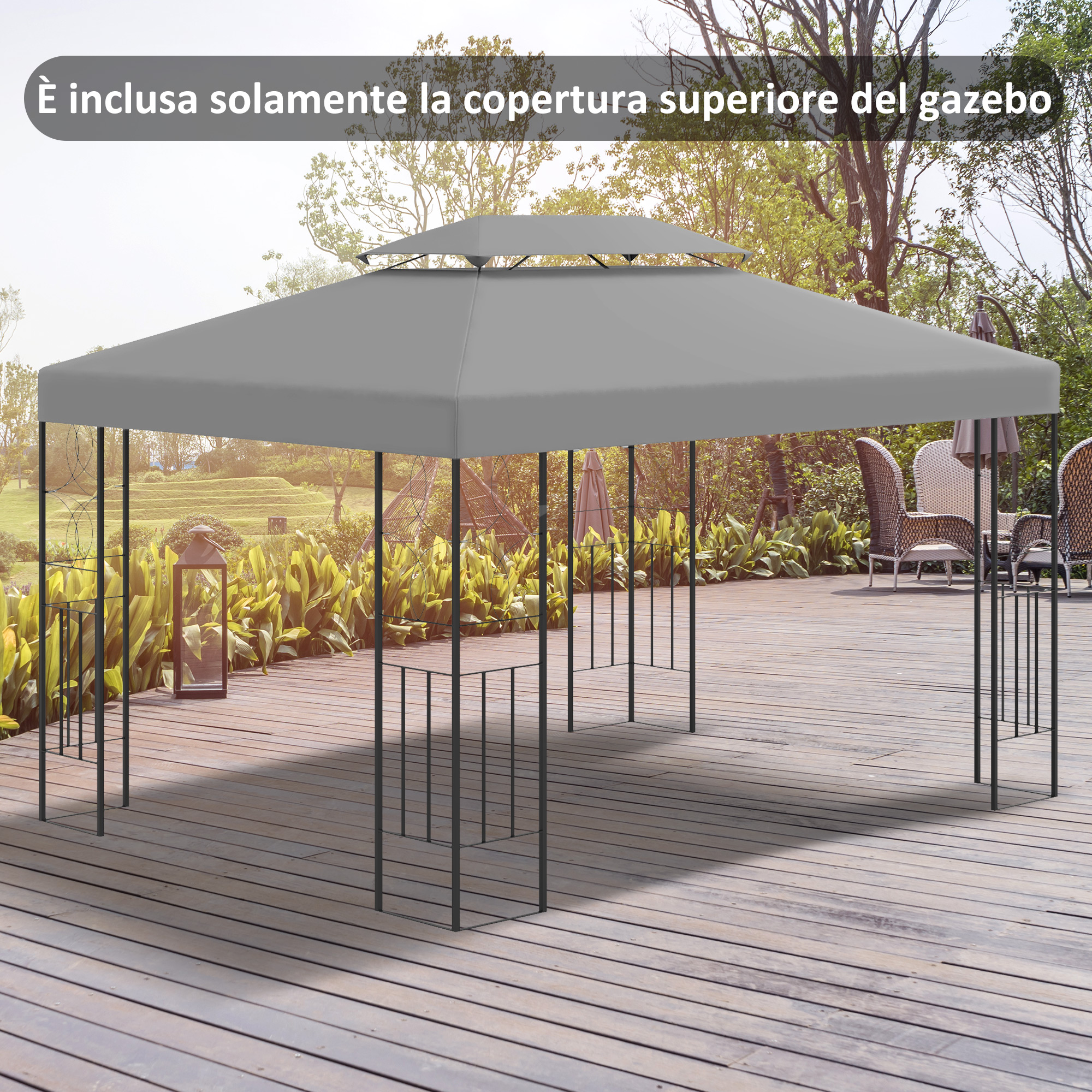 Gazebo grigio con tetto a padiglione su pedana in legno, con alberi e mobili da giardino.