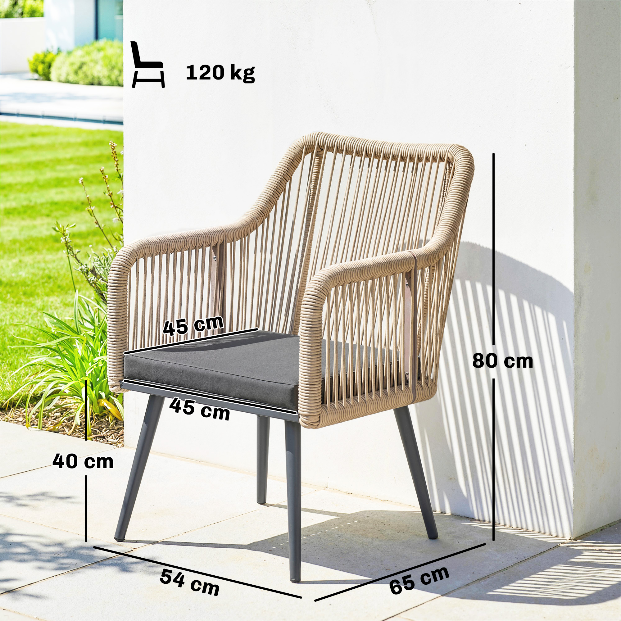 Poltrona intrecciata con cuscino grigio. Dimensioni: 80x54x65 cm.