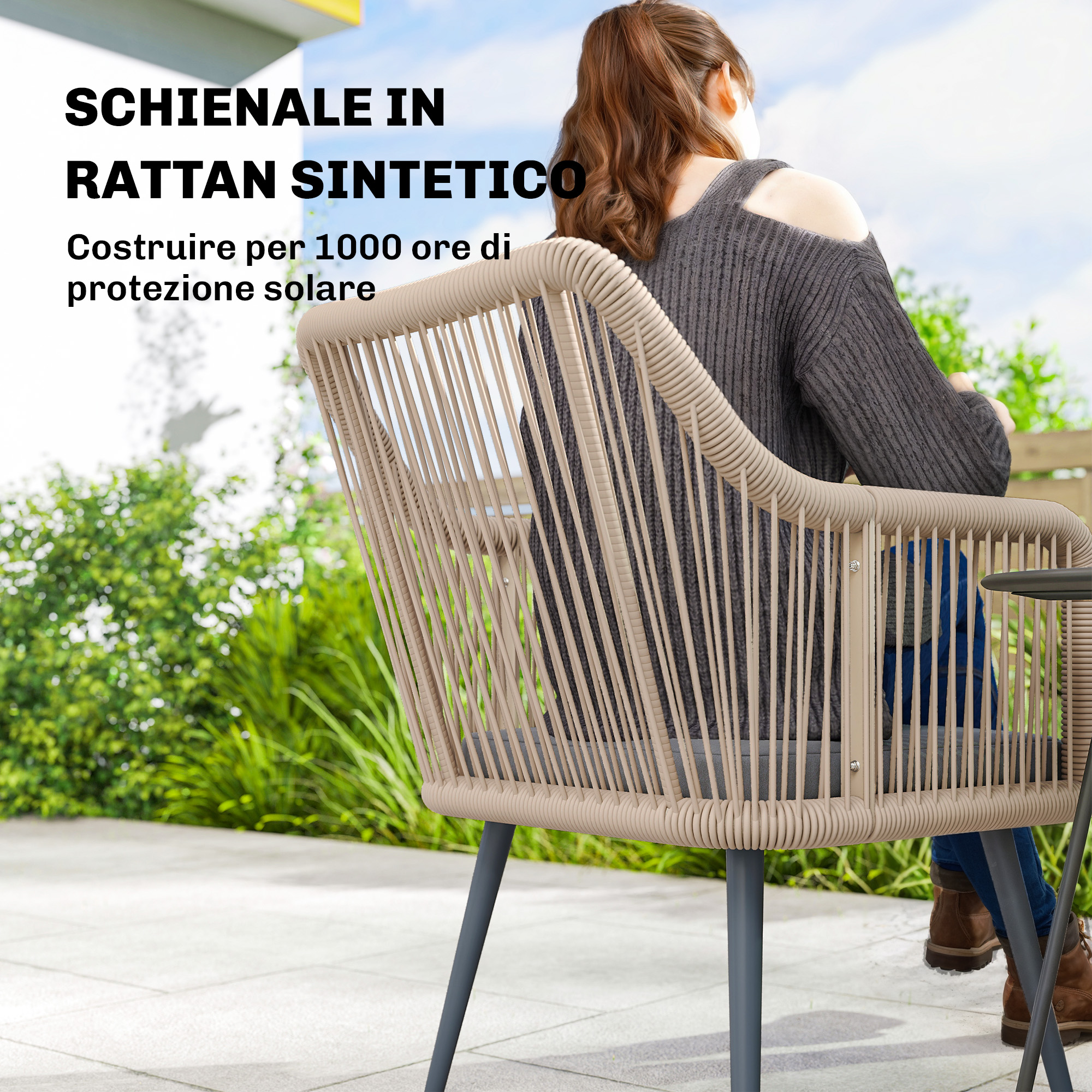Una donna seduta su una sedia di rattan all'aperto, con vegetazione lussureggiante.