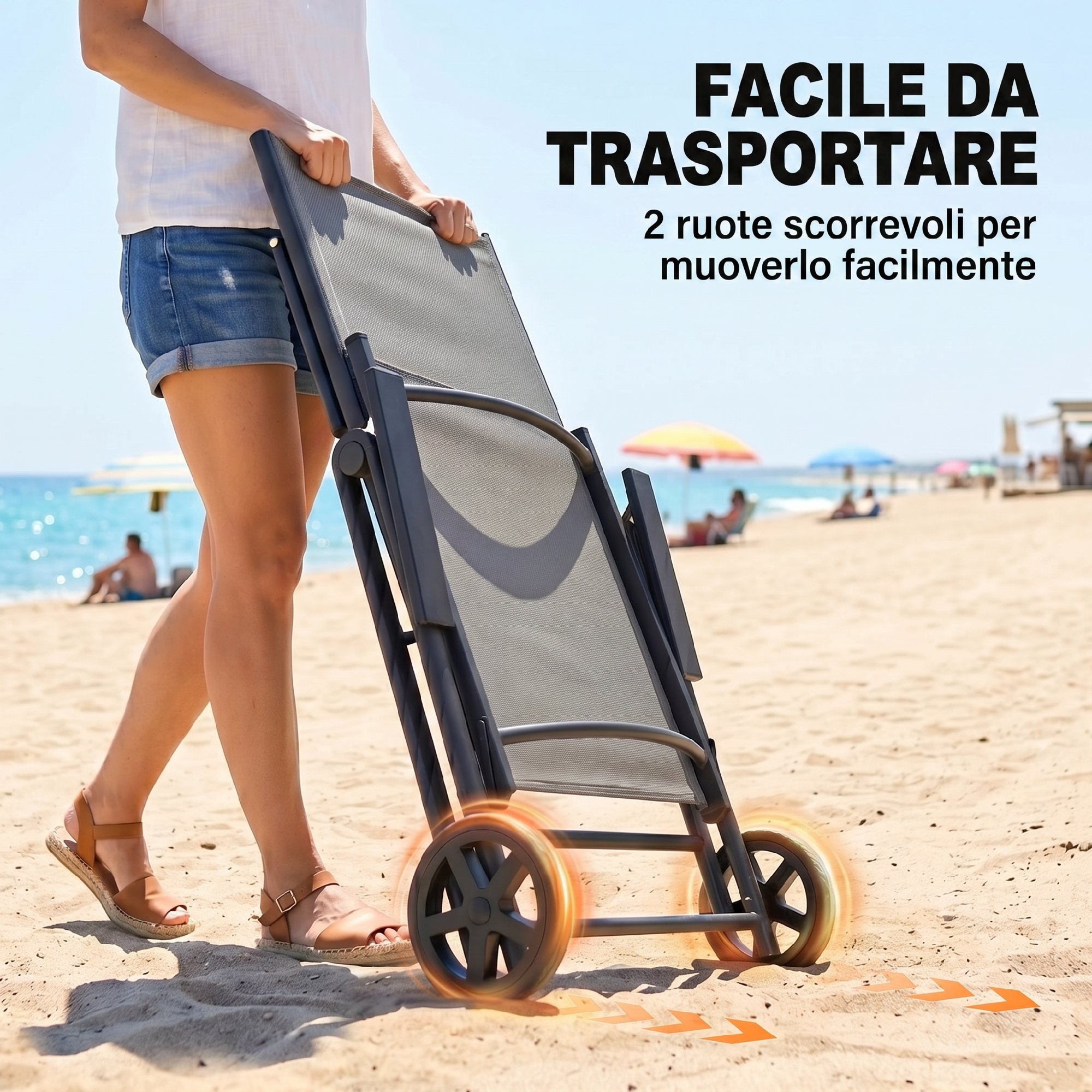 Una persona tira una sdraio grigia con ruote sulla spiaggia.