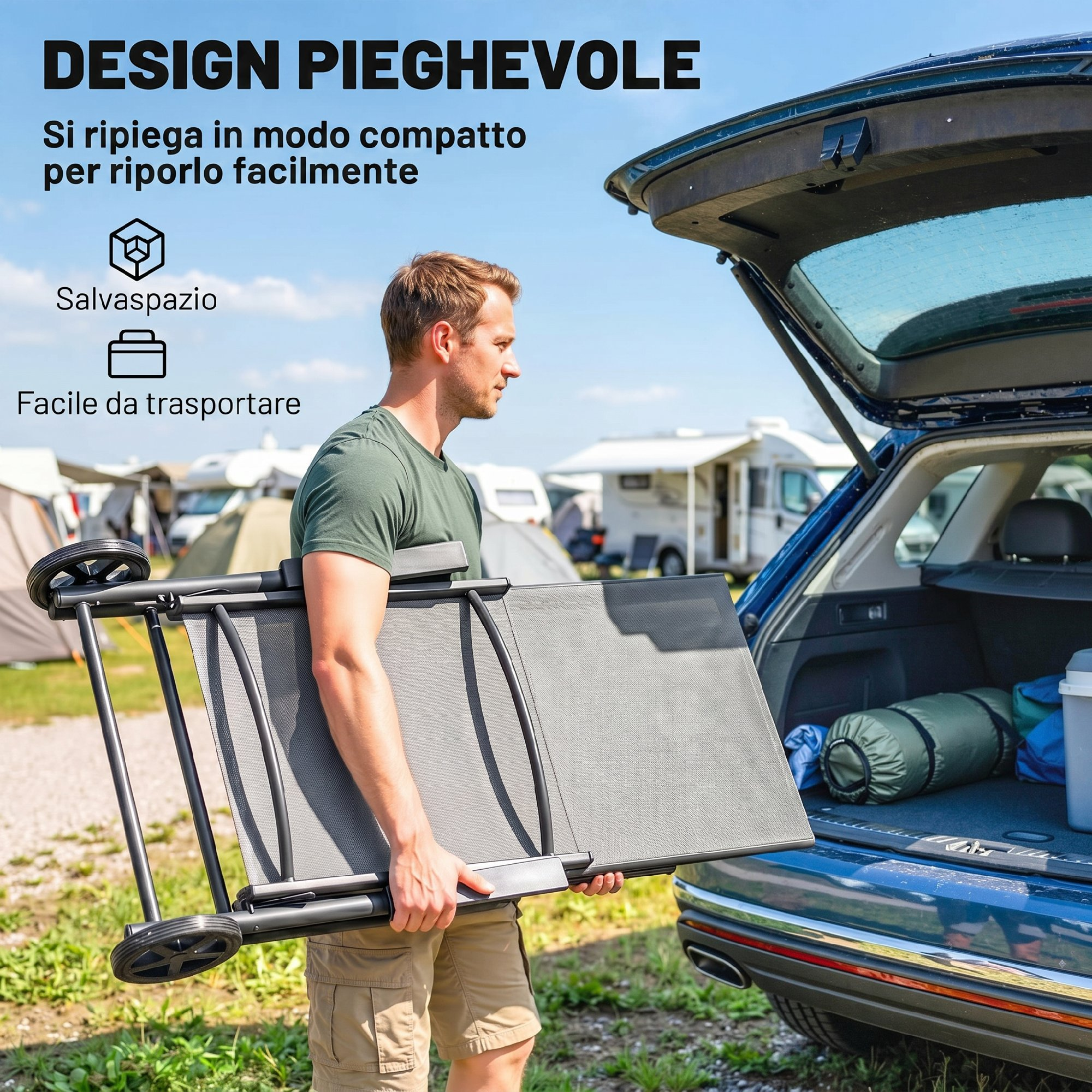Un uomo porta una sedia pieghevole grigia con ruote verso il bagagliaio aperto con attrezzatura da campeggio.
