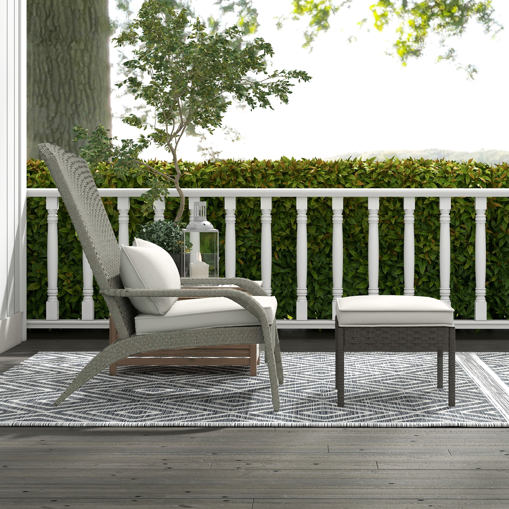 Una sedia in rattan grigio con cuscino bianco si trova su un portico accanto a un pouf.