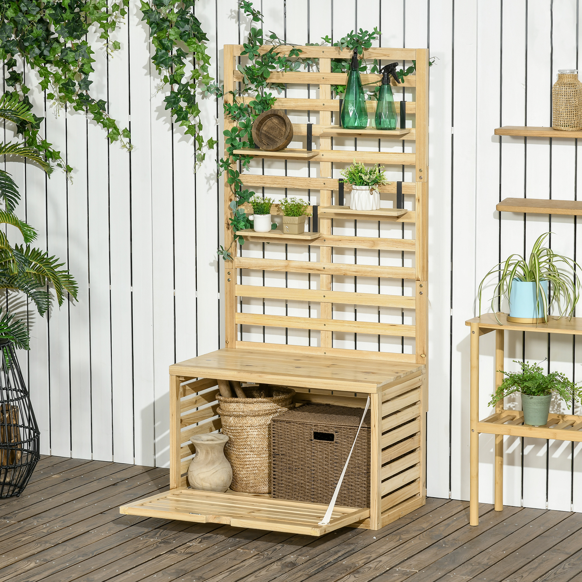 Scaffale portaoggetti in legno con piante su assi di legno contro un muro bianco.
