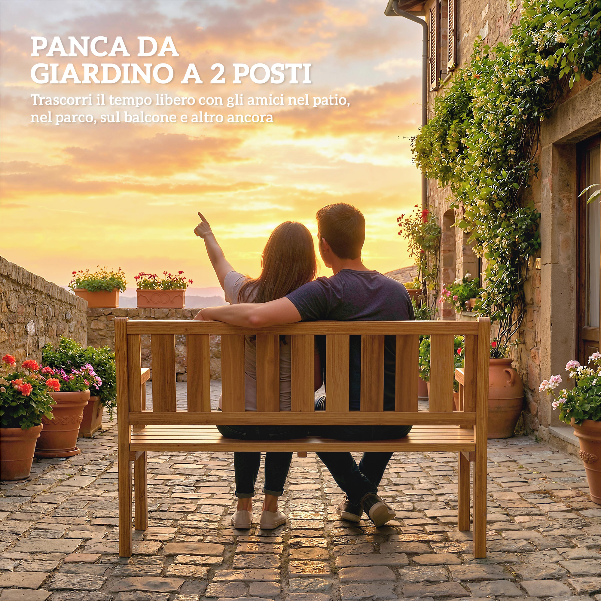 Una coppia siede su una panca di legno all'aperto al tramonto.