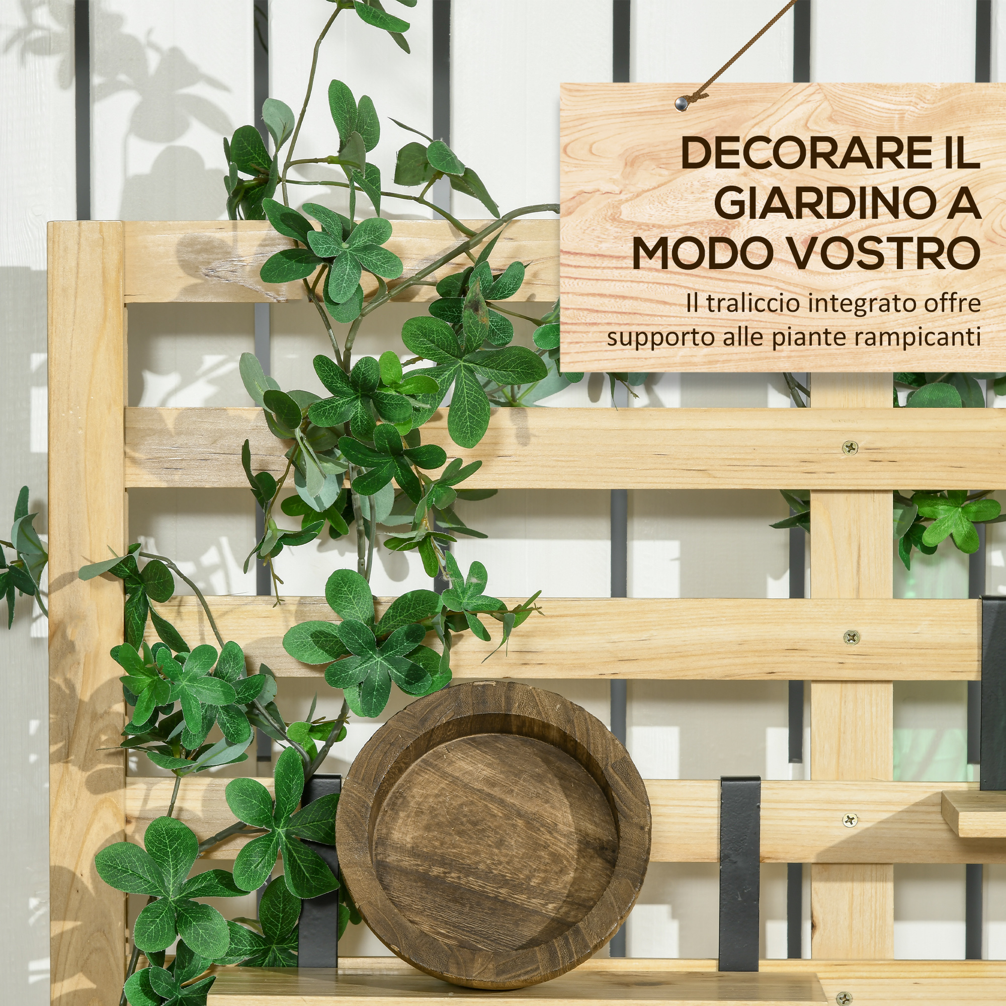 Grigliato in legno con foglie verdi e un cartello di legno. Un piatto di legno davanti.
