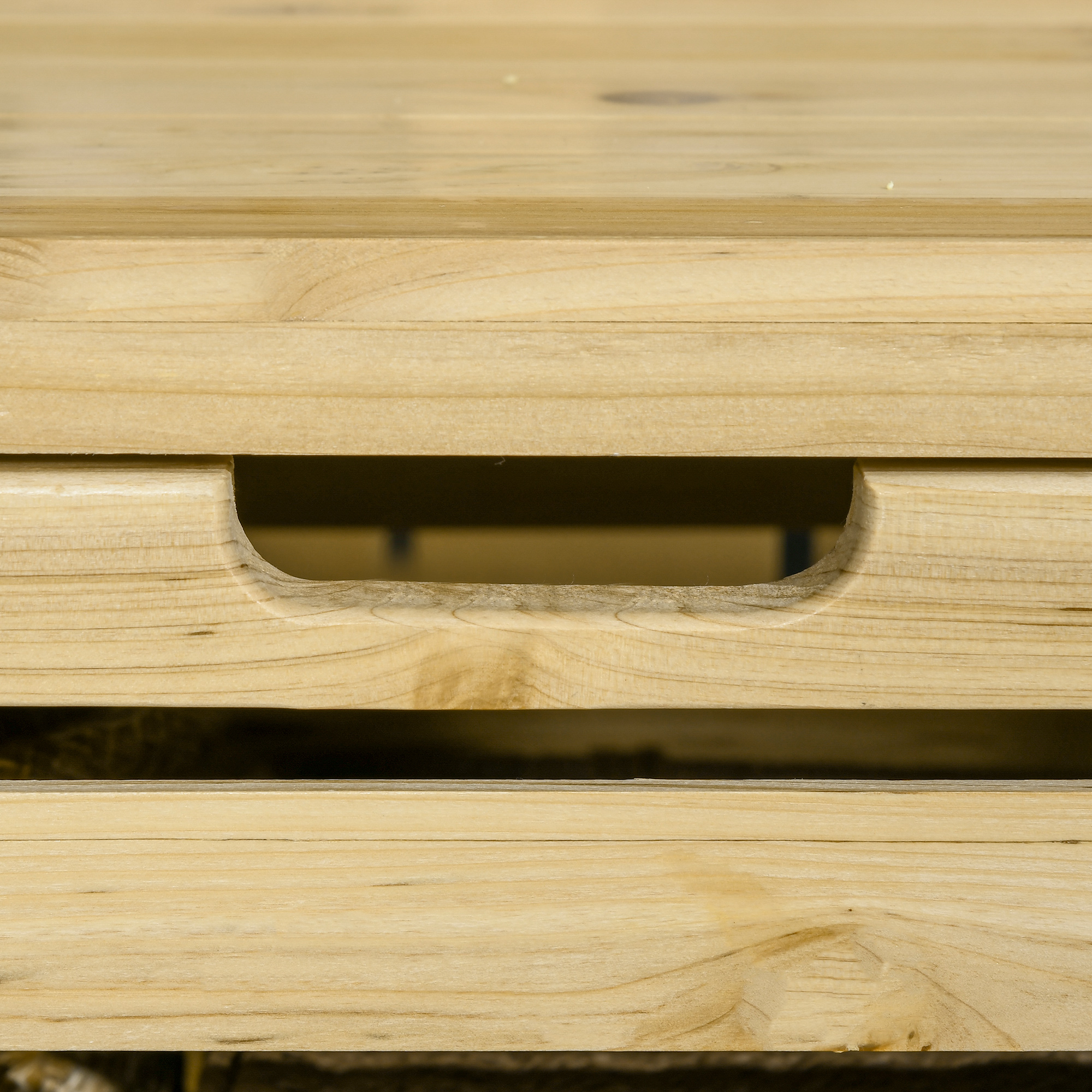 Primo piano di una struttura in legno con ritaglio maniglia.