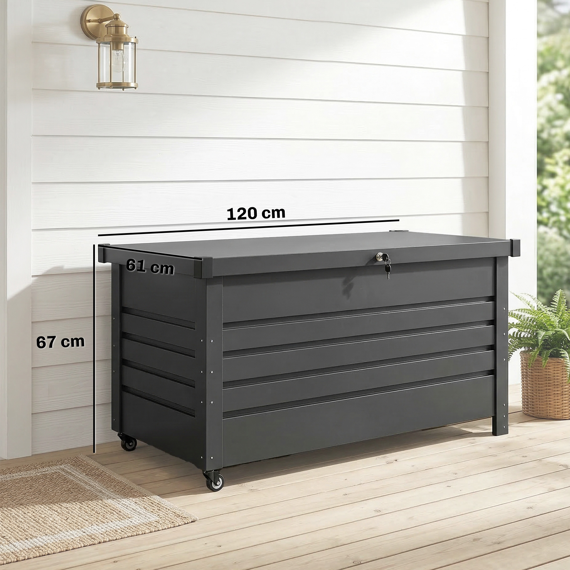 Cassapanca grigio scuro con ruote, dimensioni 120x67x61 cm, su muro bianco.