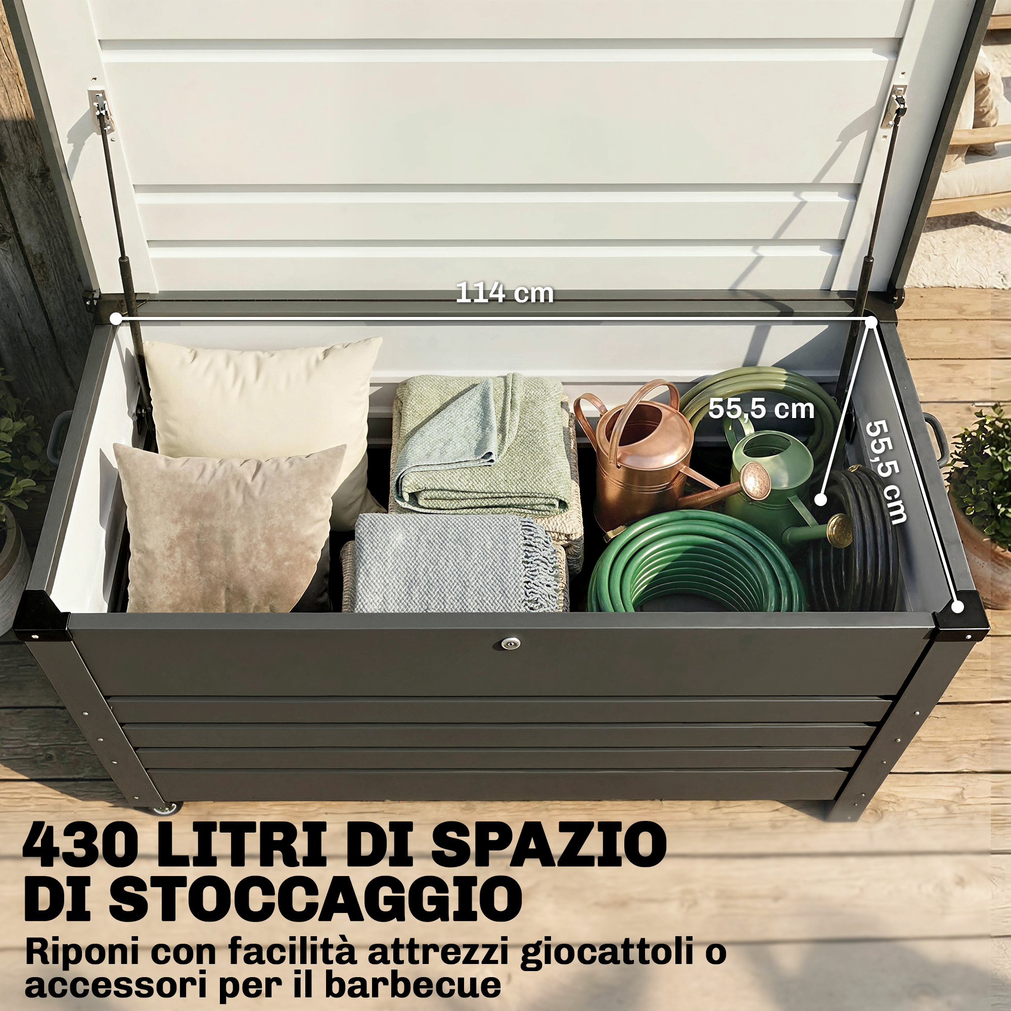 Cassapanca grigia con cuscini, coperte, annaffiatoi e tubo.