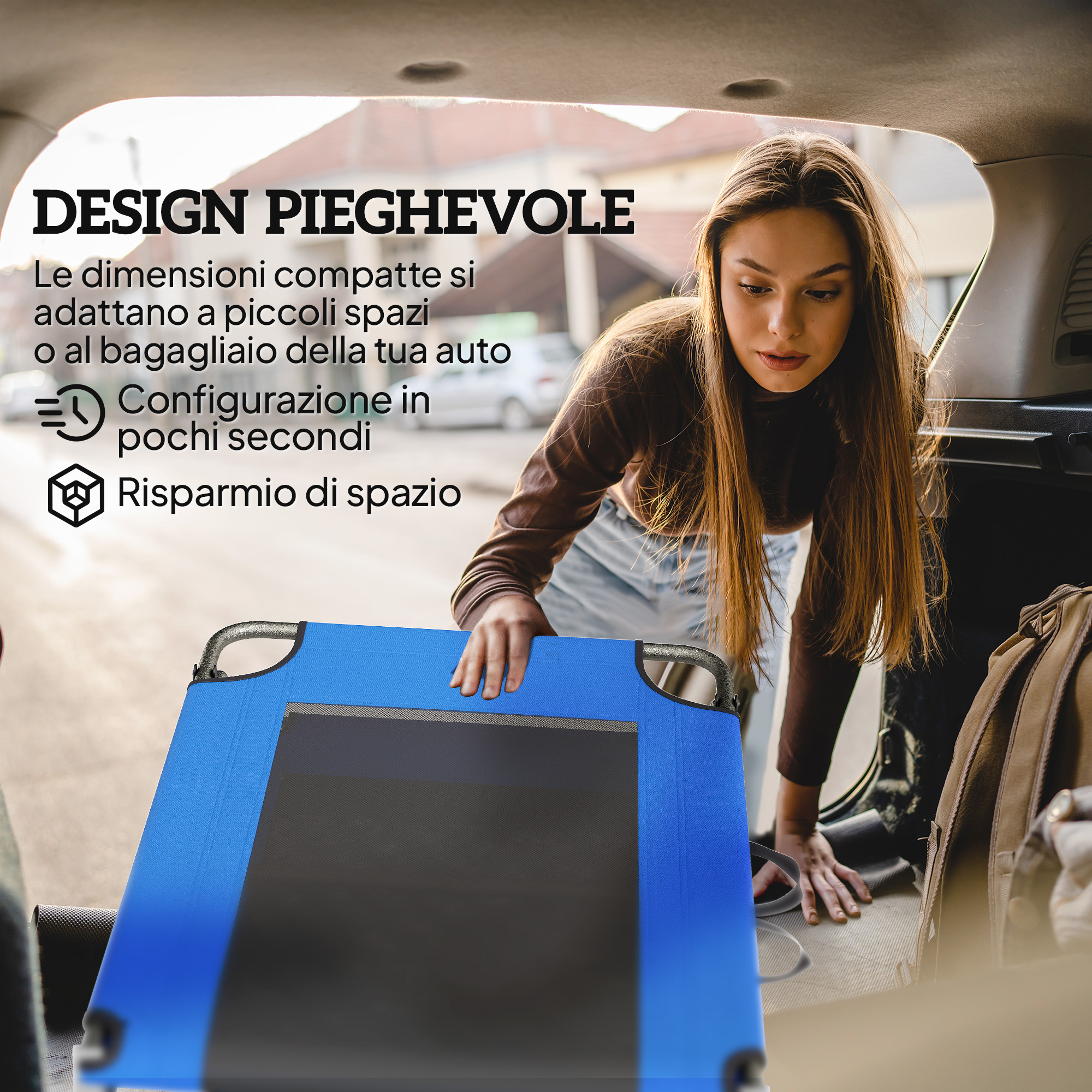 Una donna carica un letto pieghevole blu nel bagagliaio di un'auto.