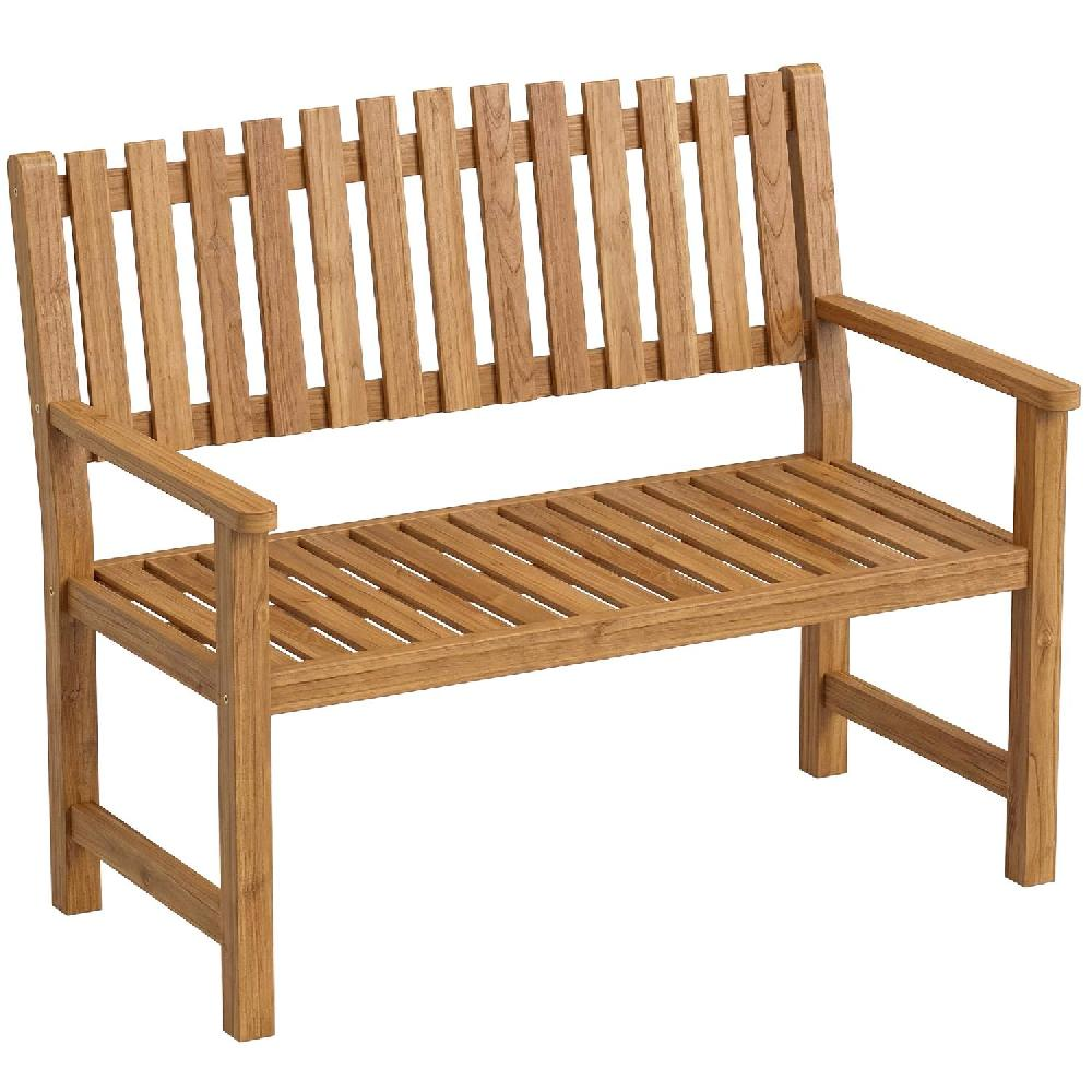 Una panchina da giardino in legno con doghe e braccioli, isolata su sfondo bianco.