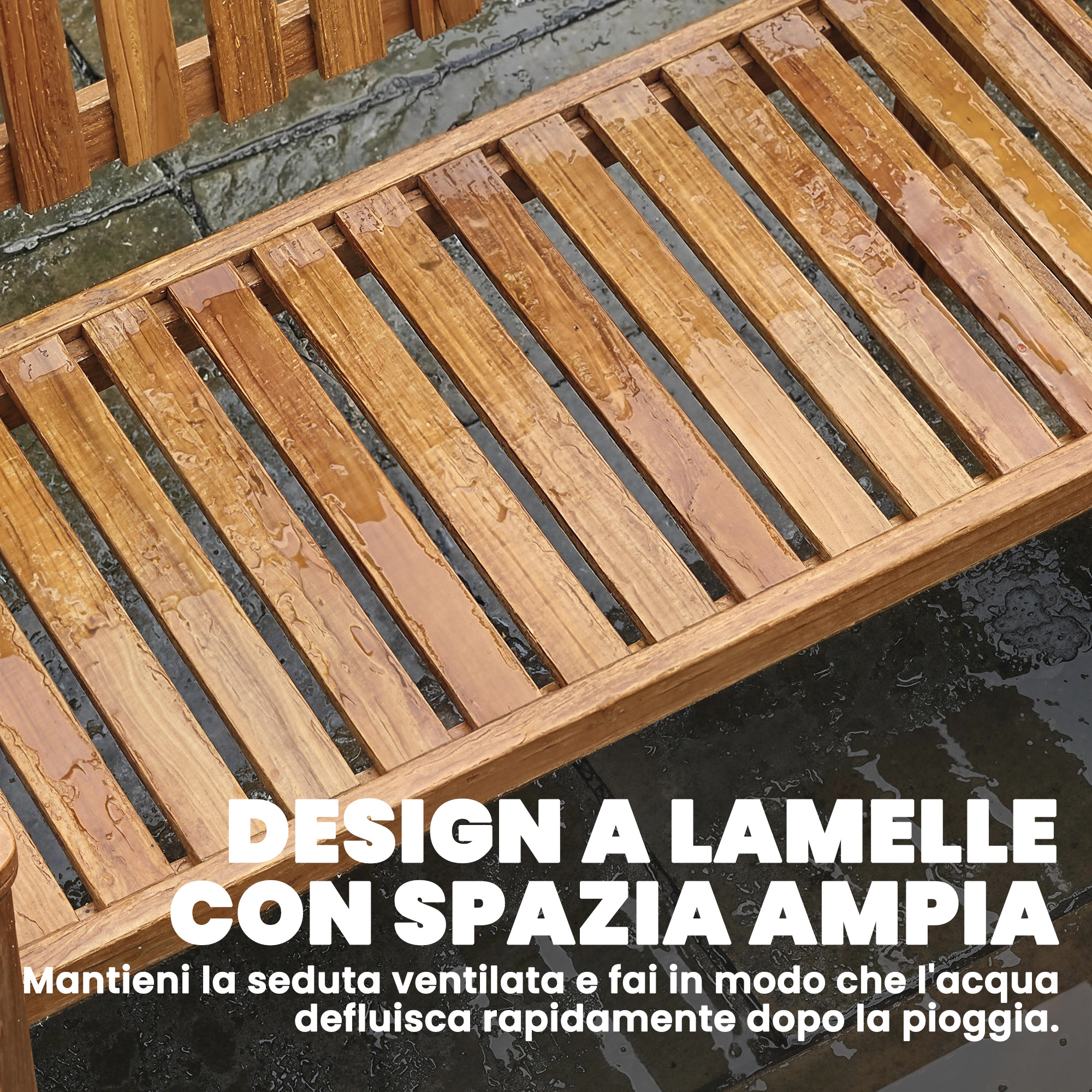 Lettino in legno con design a lamelle, bagnato dalla pioggia.