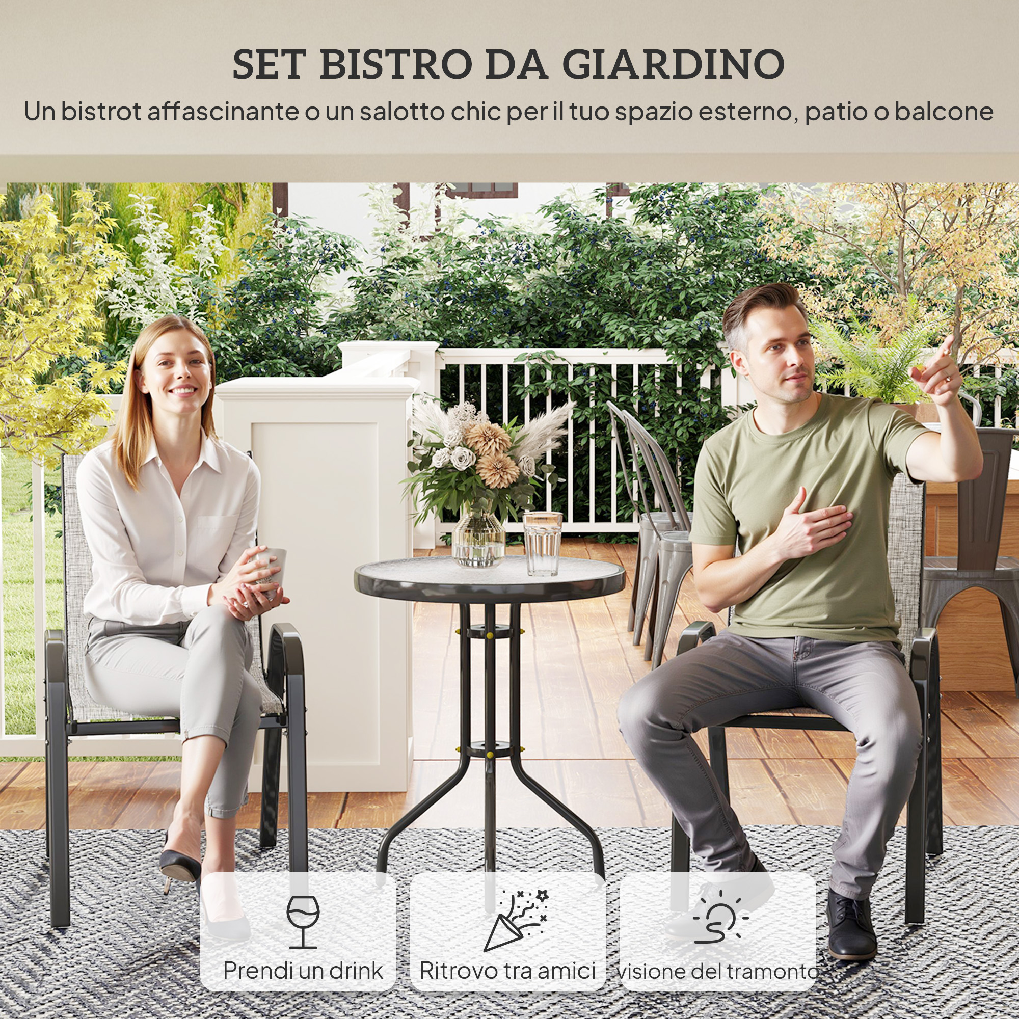 Un uomo e una donna seduti su un balcone a un tavolo con fiori. Piante verdi sullo sfondo.