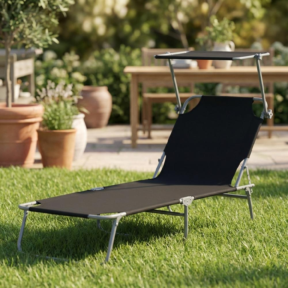 Lettino nero con tettuccio su prato di fronte a mobili da giardino.