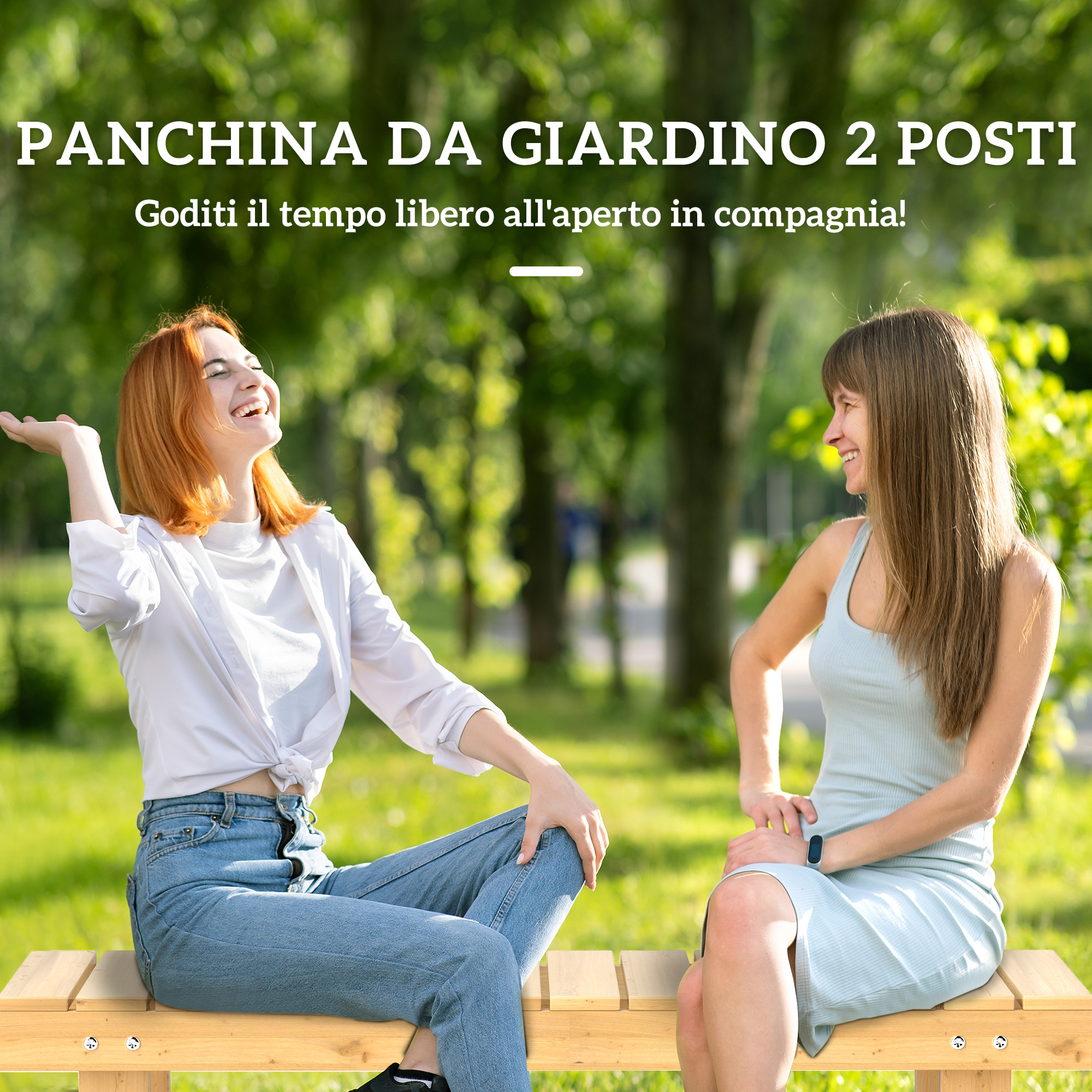 Due donne siedono su una panchina di legno all'aperto, con alberi e erba sullo sfondo.