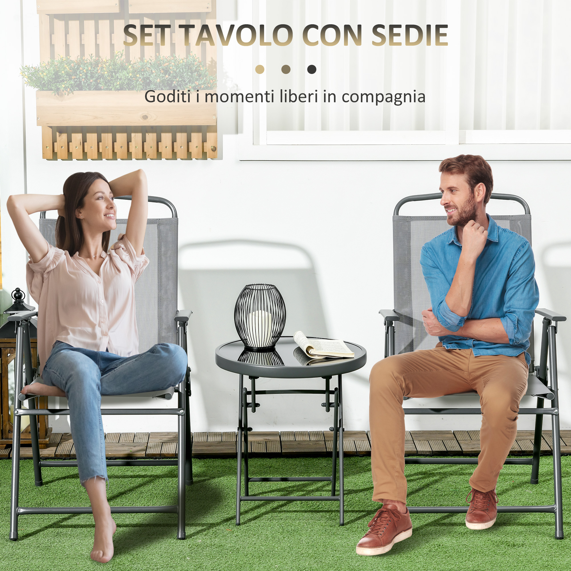 Uomo e donna seduti su sedie accanto a un tavolo con candela e libro.