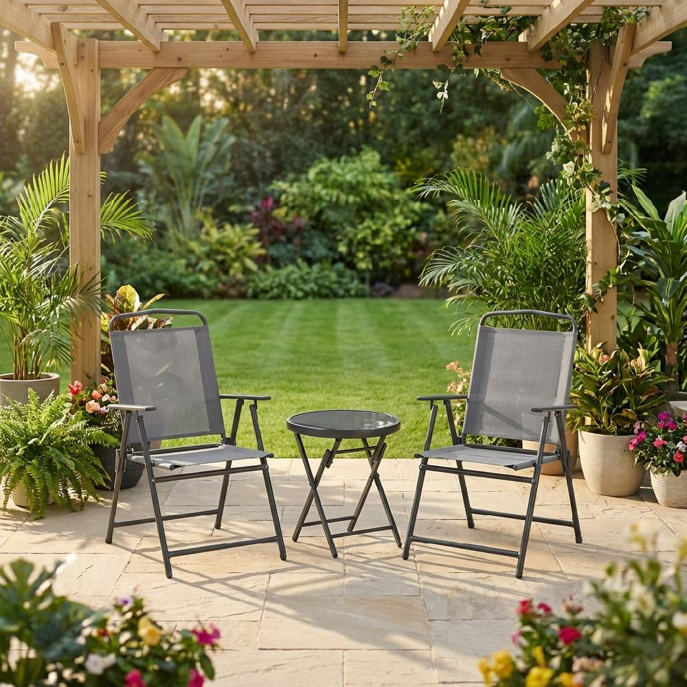 Due sedie da giardino grigie e un tavolino sotto un pergolato in legno.