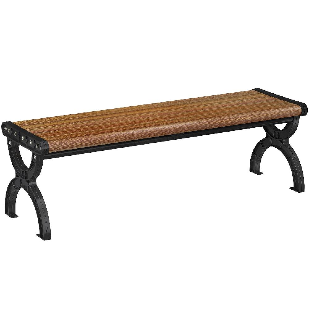 Una panchina in legno con gambe in metallo nero su sfondo bianco.