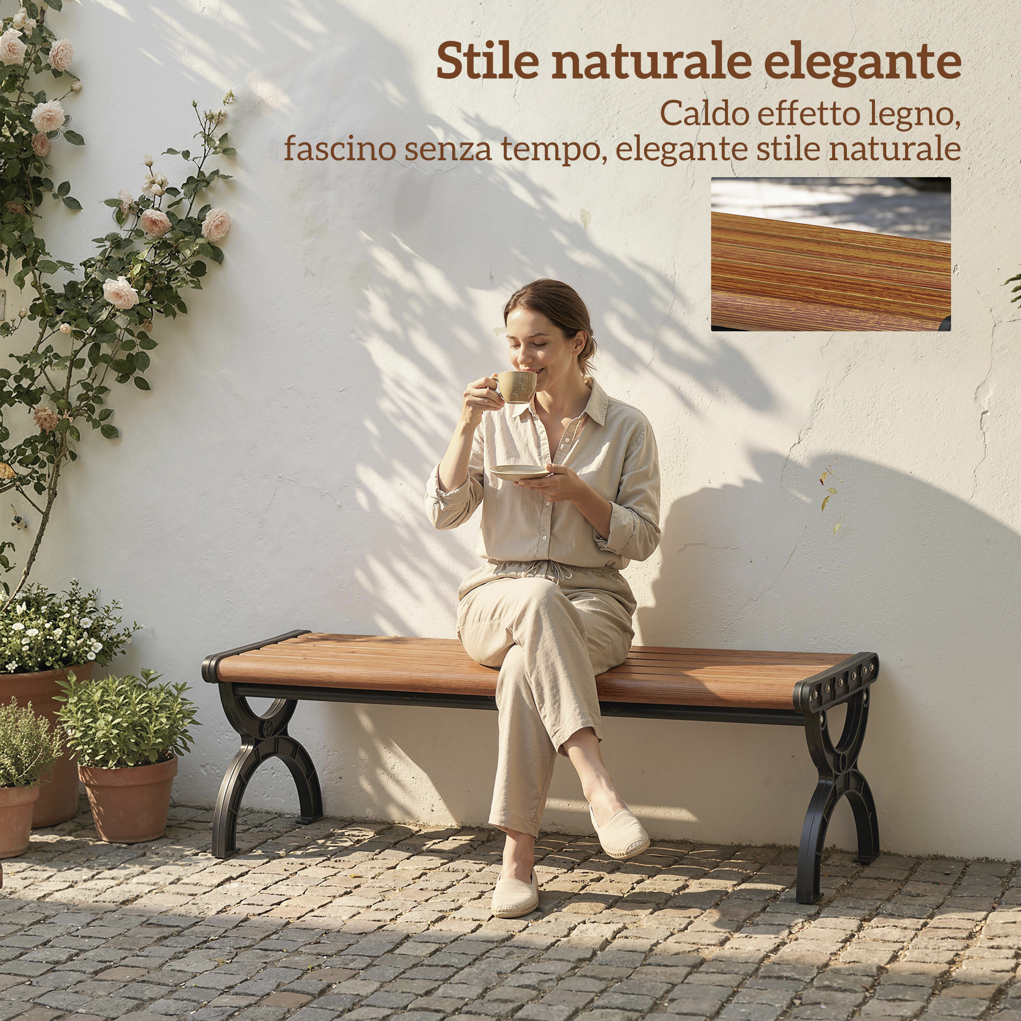 Una donna siede su una panchina di legno bevendo caffè davanti a un muro bianco.