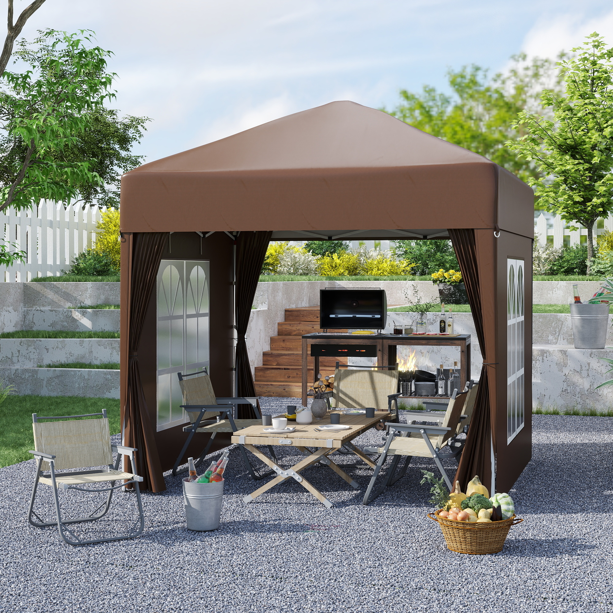 Gazebo marrone con tavolo, sedie, griglia e cesto di verdure in un cortile.