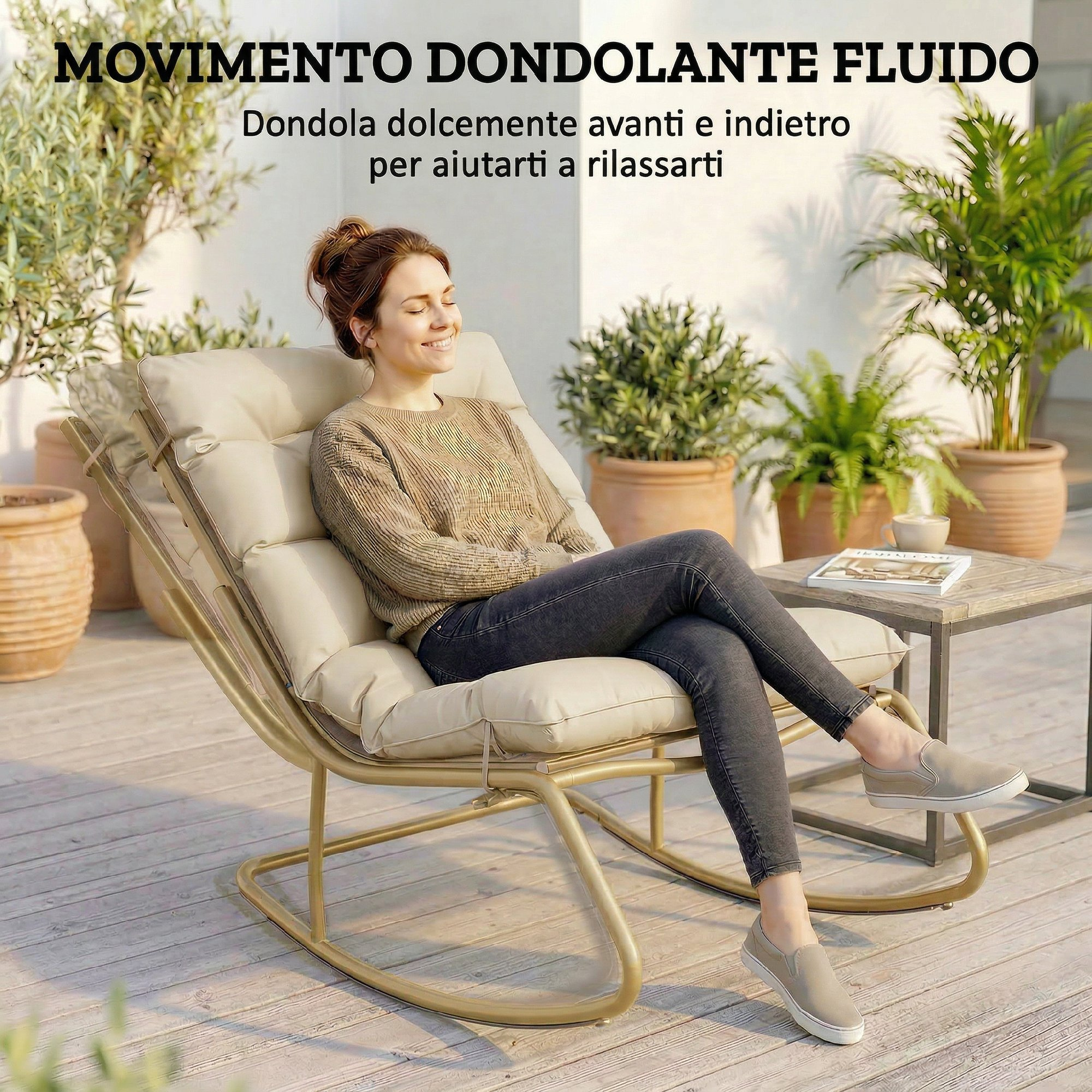 Donna si rilassa su una poltrona a dondolo all'aperto, circondata da piante.