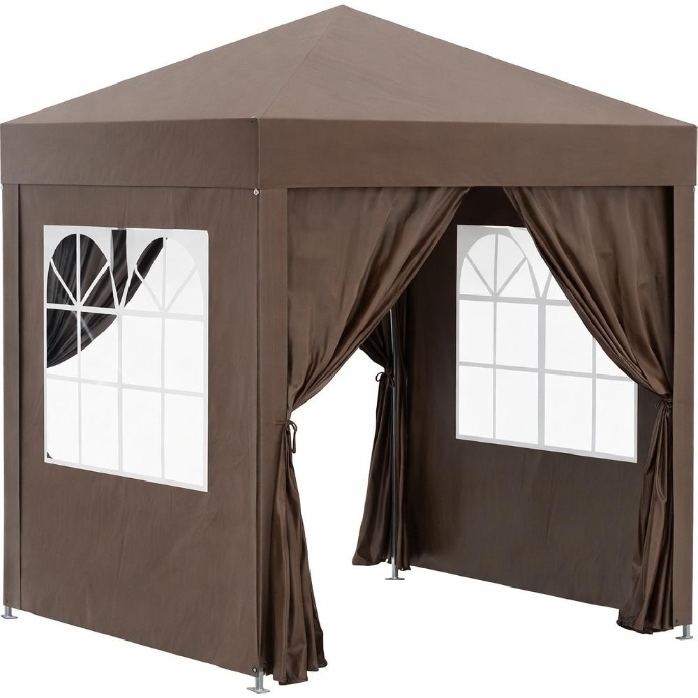 Tenda marrone con finestre e tende tirate. Finestre bianche ad arco.