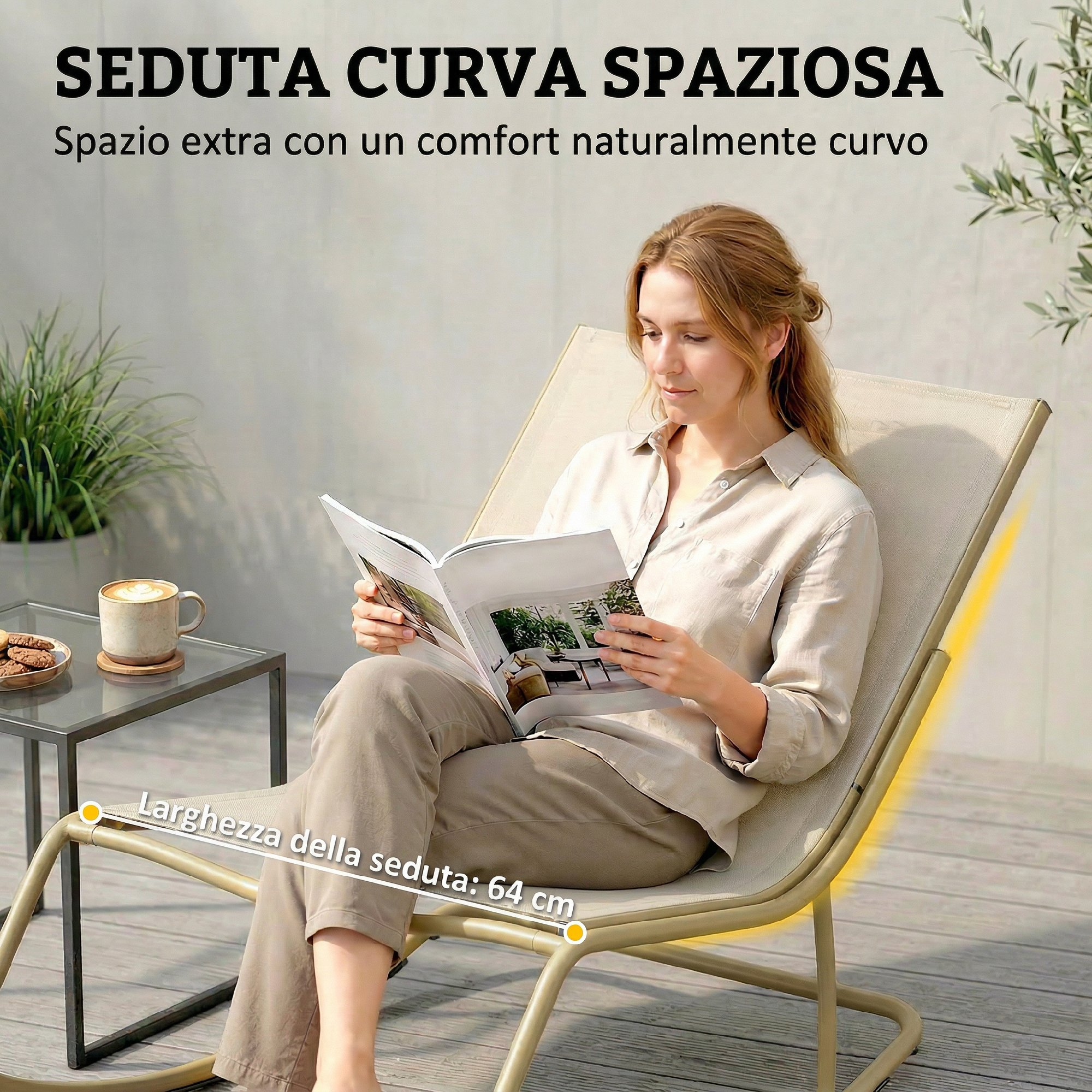 Una donna legge una rivista su una chaise longue beige con caffè vicino.