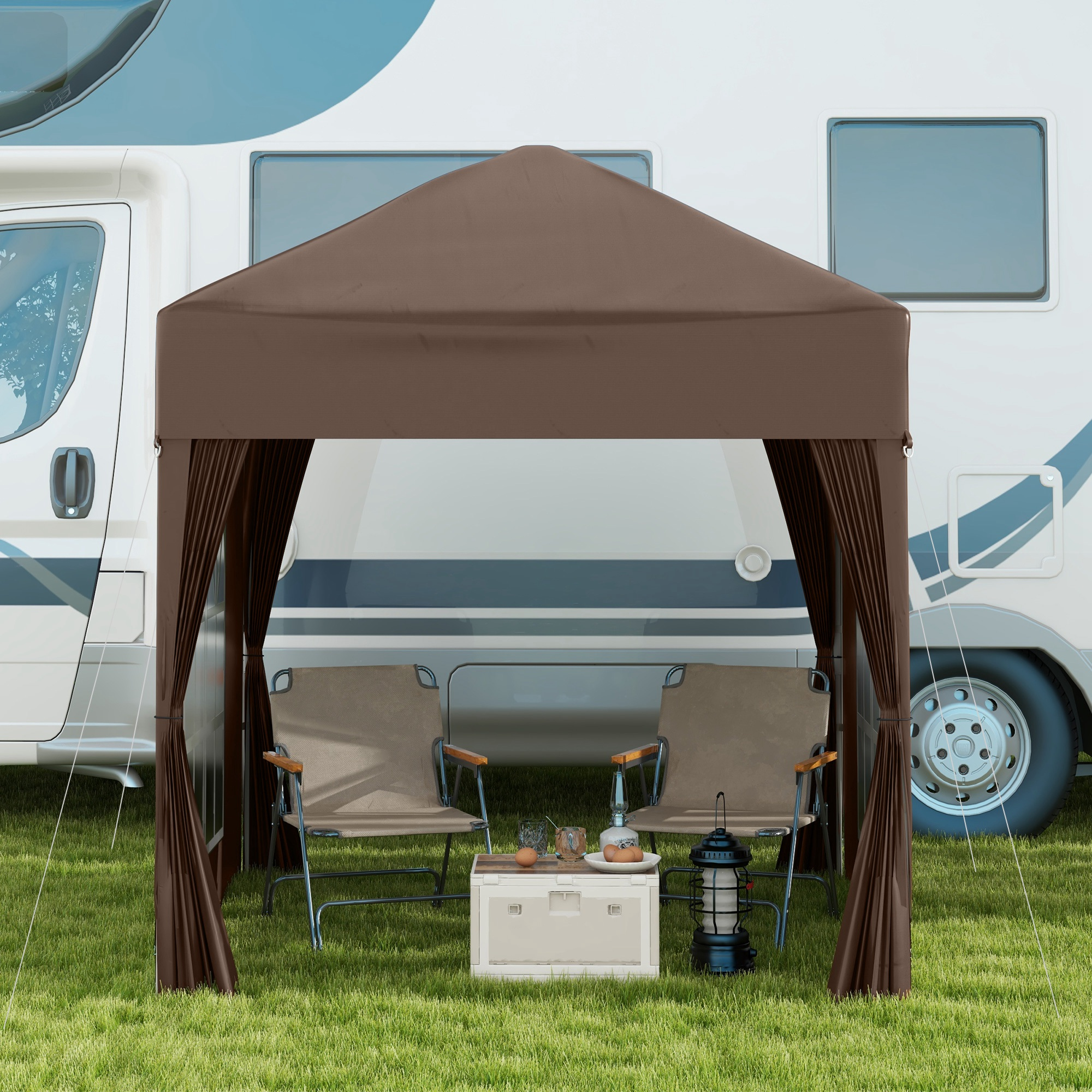 Tenda marrone con due sedie, un tavolo e un camper sull'erba.