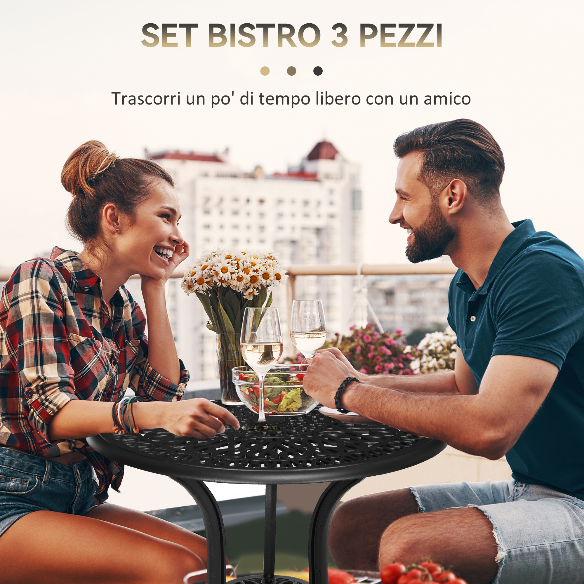 Un uomo e una donna ridono a un tavolo all'aperto con fiori e vino.