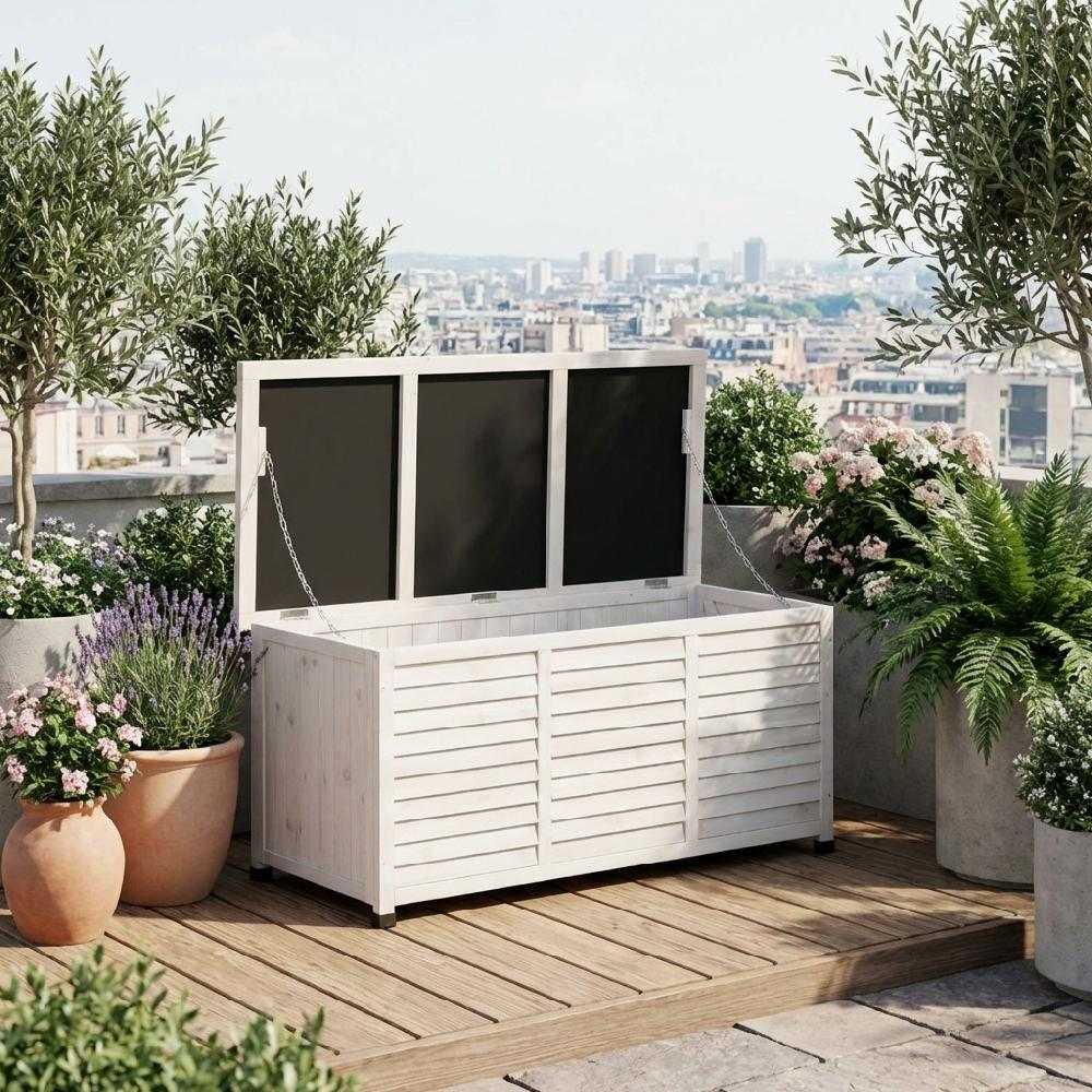 Cassapanca da giardino bianca su deck in legno con vista su città, piante e fiori.