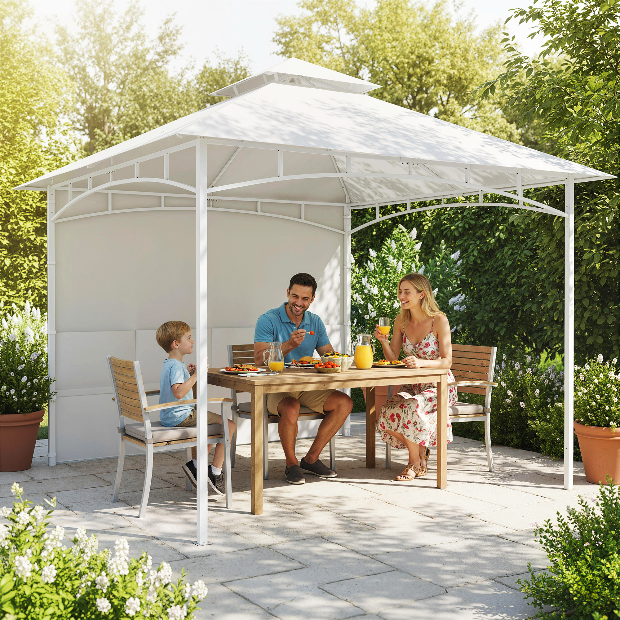 Famiglia che cena sotto un gazebo bianco. Giornata di sole con alberi verdi e fiori bianchi.