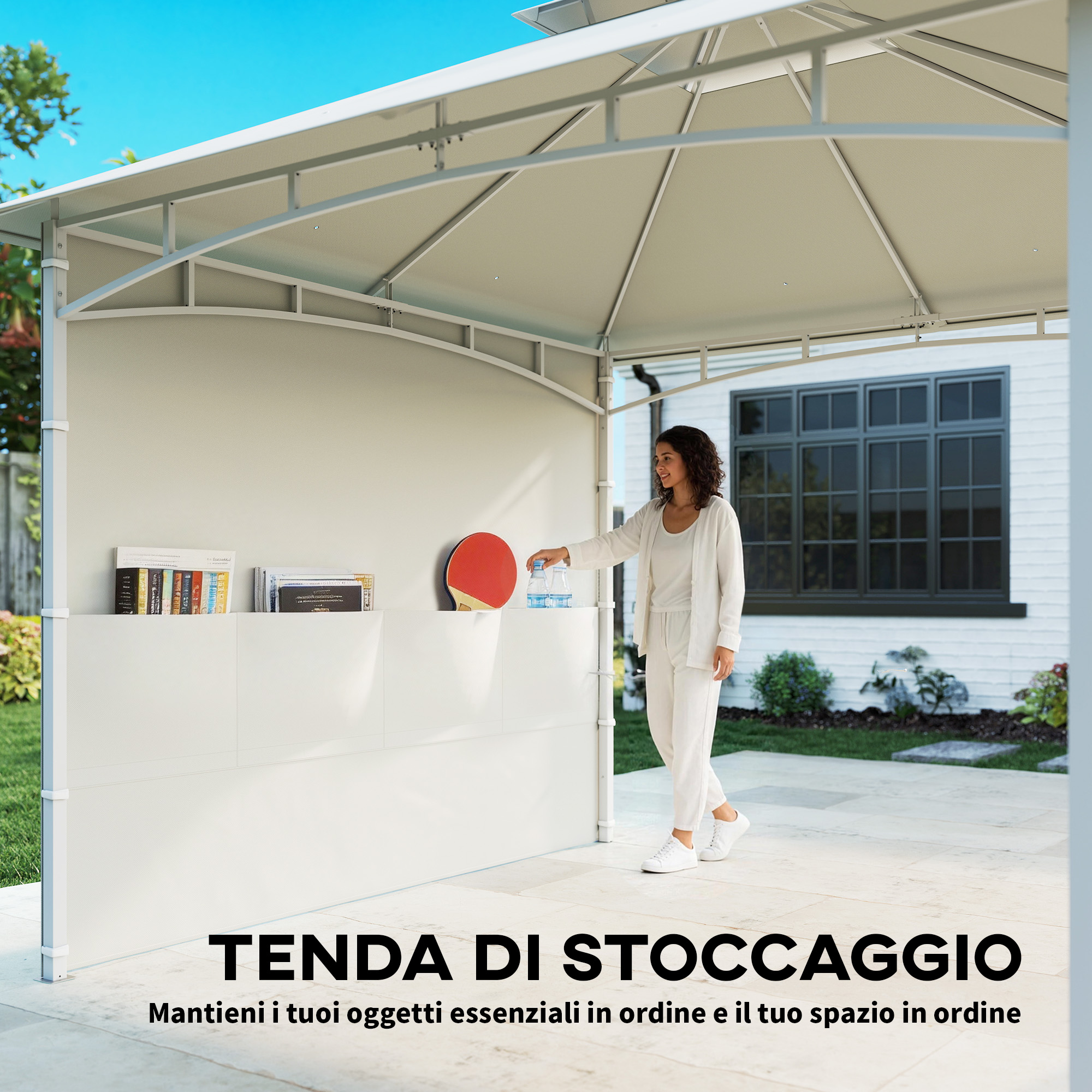 Una donna in bianco sta sotto una tettoia accanto a una mensola bianca con libri.
