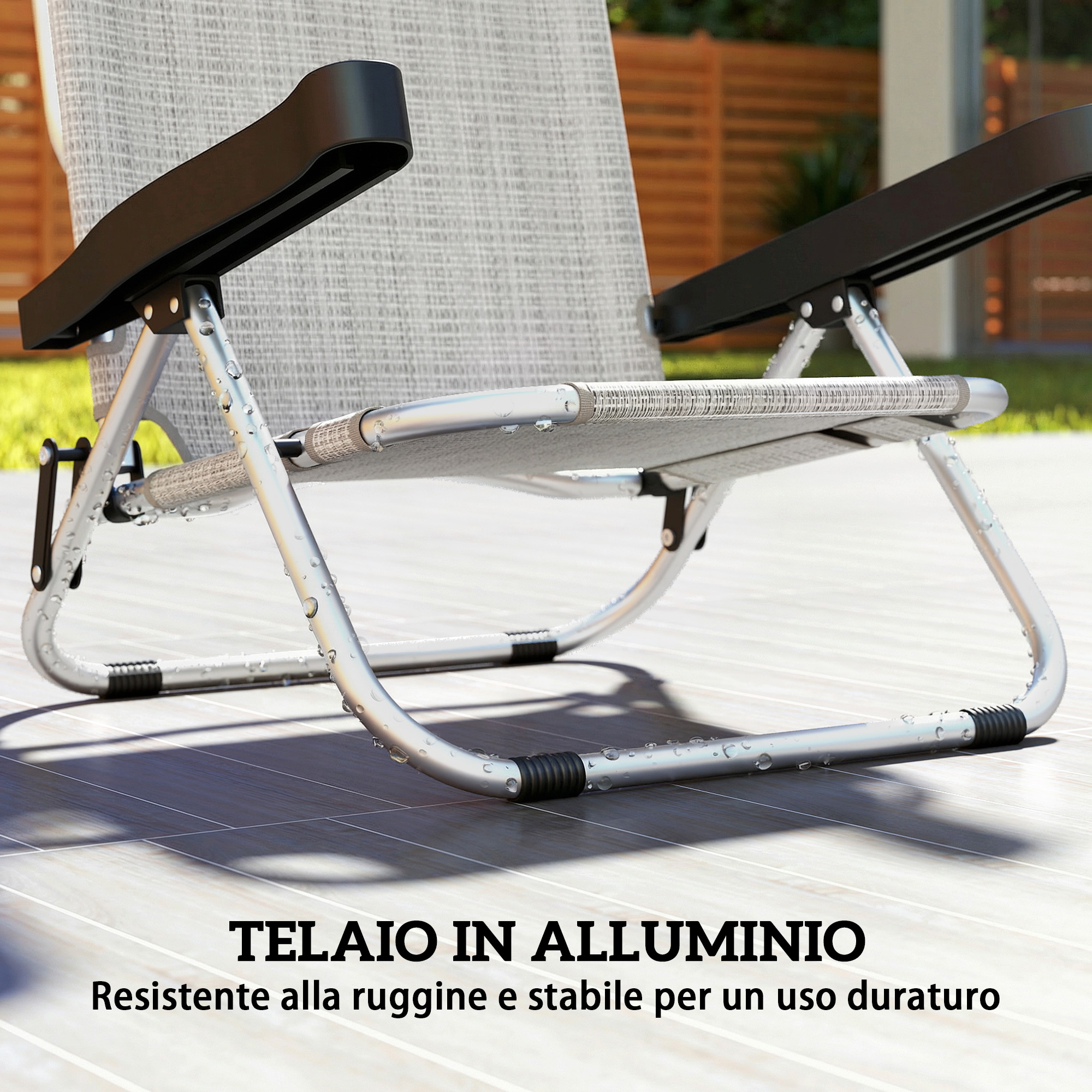 Una sedia a sdraio grigia in alluminio con braccioli neri, all'aperto su un patio.