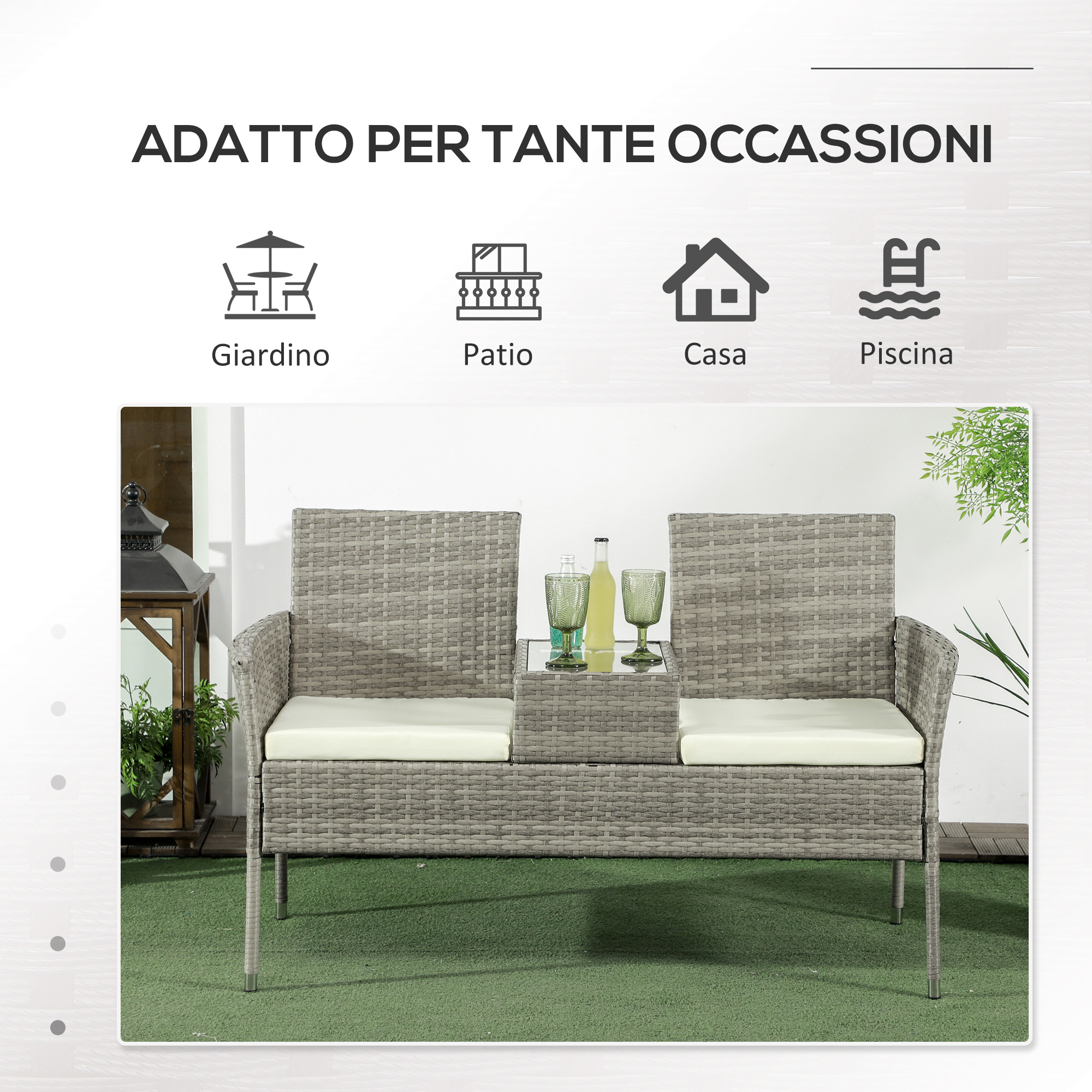 Panca in rattan grigio con cuscini bianchi e tavolino, decorata con bicchieri verdi.