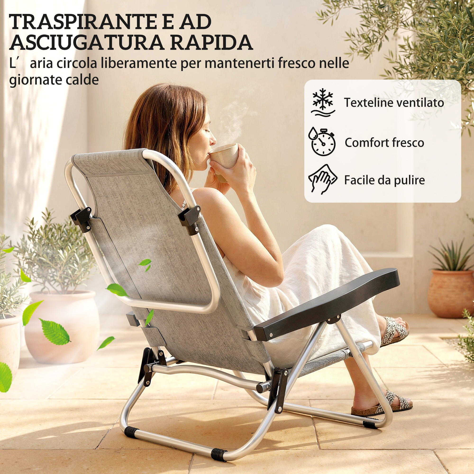 Una donna beve caffè su una sdraio in un patio con piante.