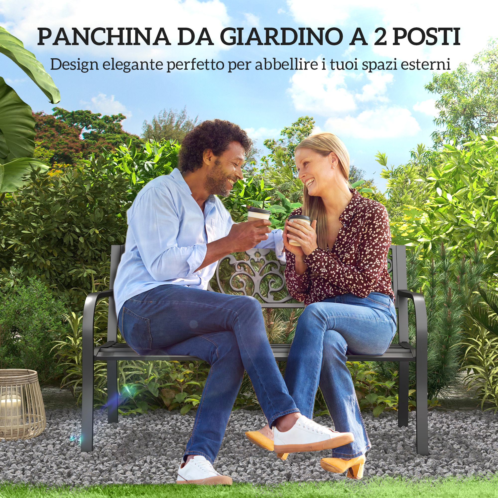 Coppia seduta su panca da giardino all'aperto, beve caffè. Vegetazione lussureggiante.