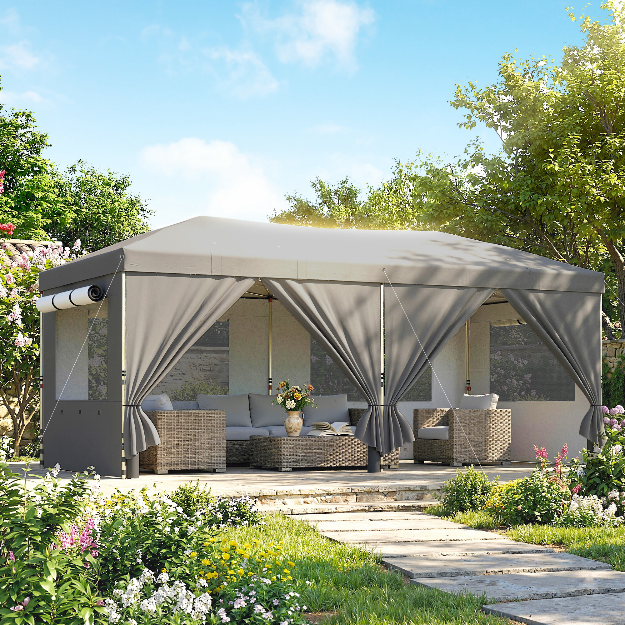 Un gazebo grigio ripara mobili in vimini. Un sentiero attraversa un giardino fiorito.