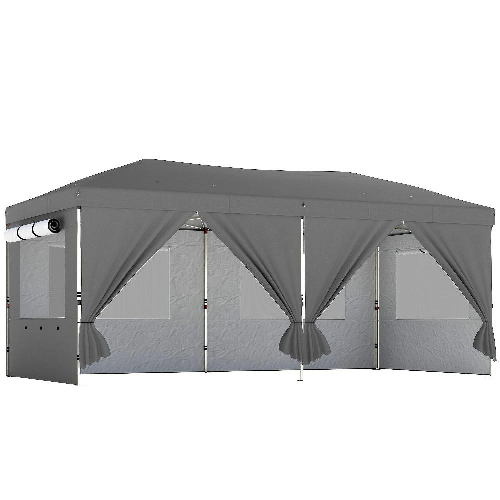 Tenda grigia con finestre e tende legate.