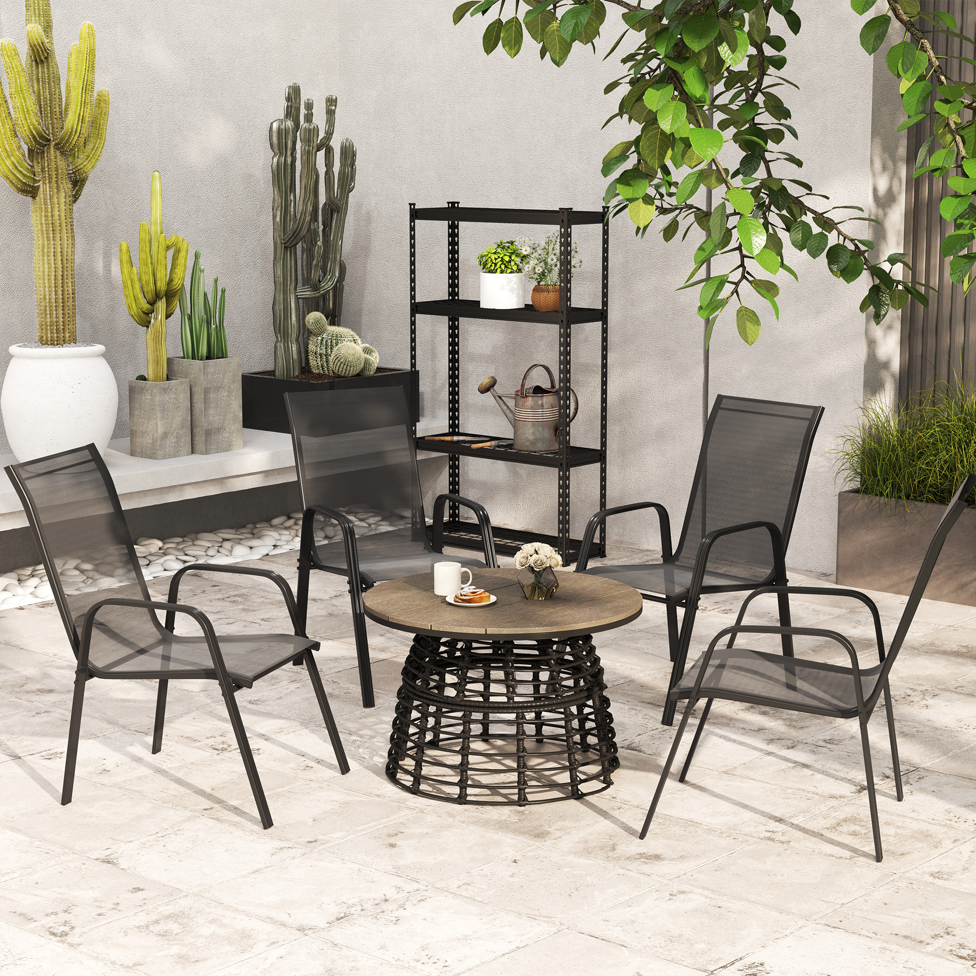 Arredo esterno con cactus: quattro sedie, tavolino rotondo con caffè.