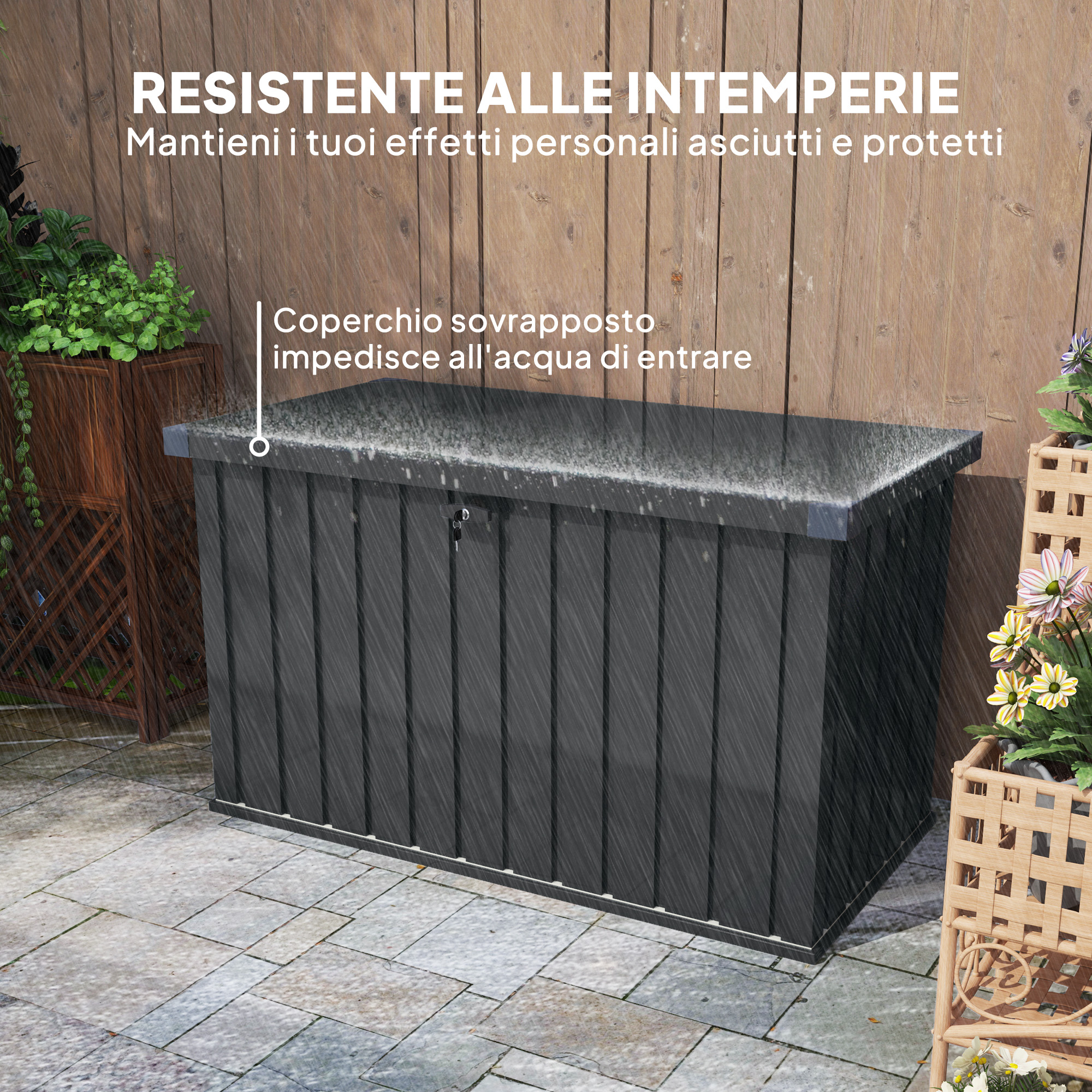 Una cassapanca scura sotto la pioggia su un patio pavimentato.