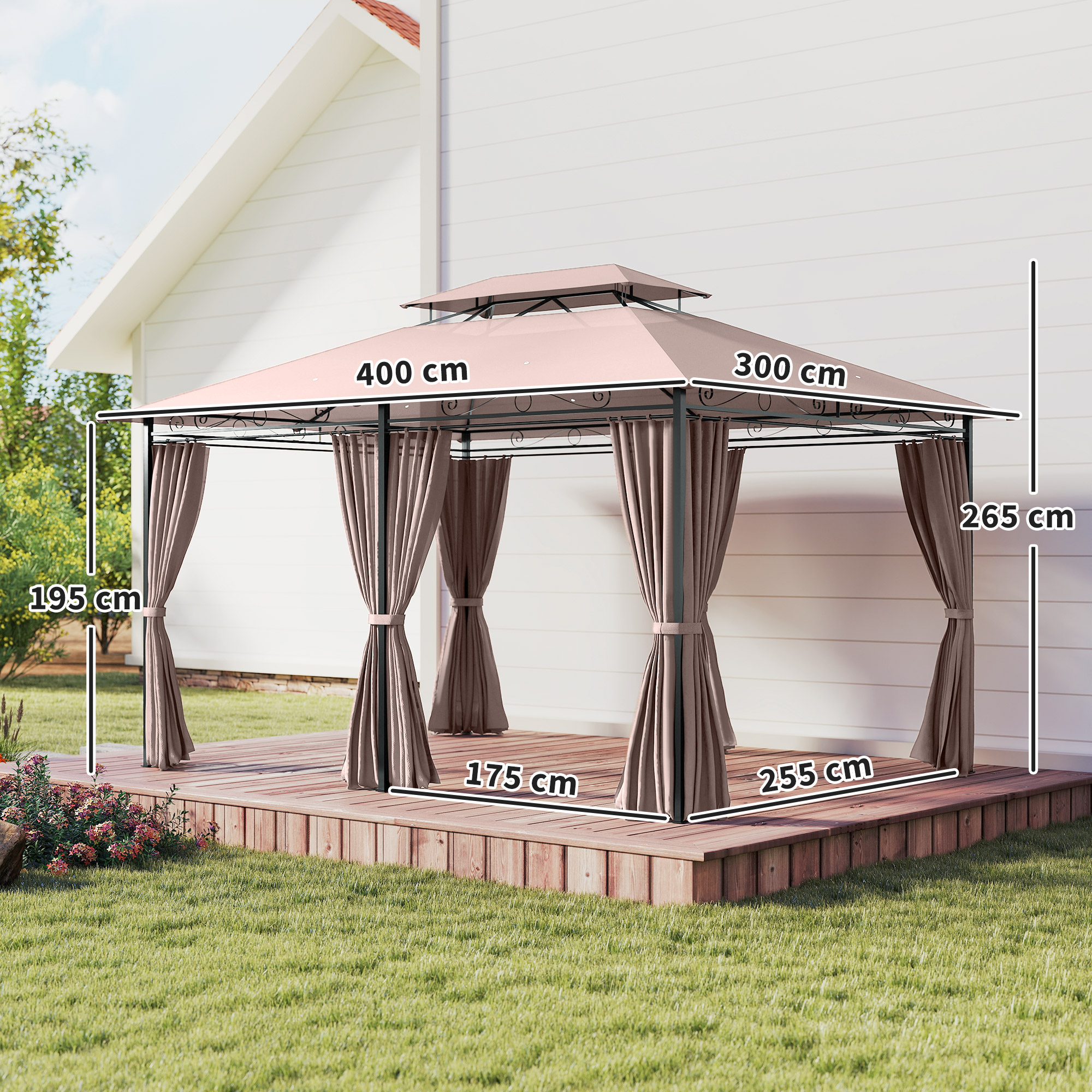 Un gazebo beige con tende si trova su un ponte di legno davanti a una casa.