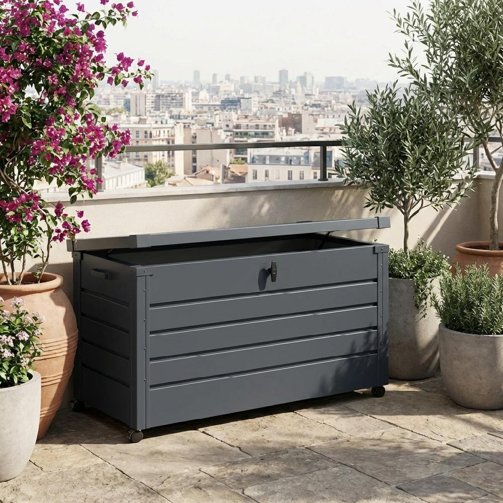Cassapanca grigia su un balcone con piante e vista sulla città.
