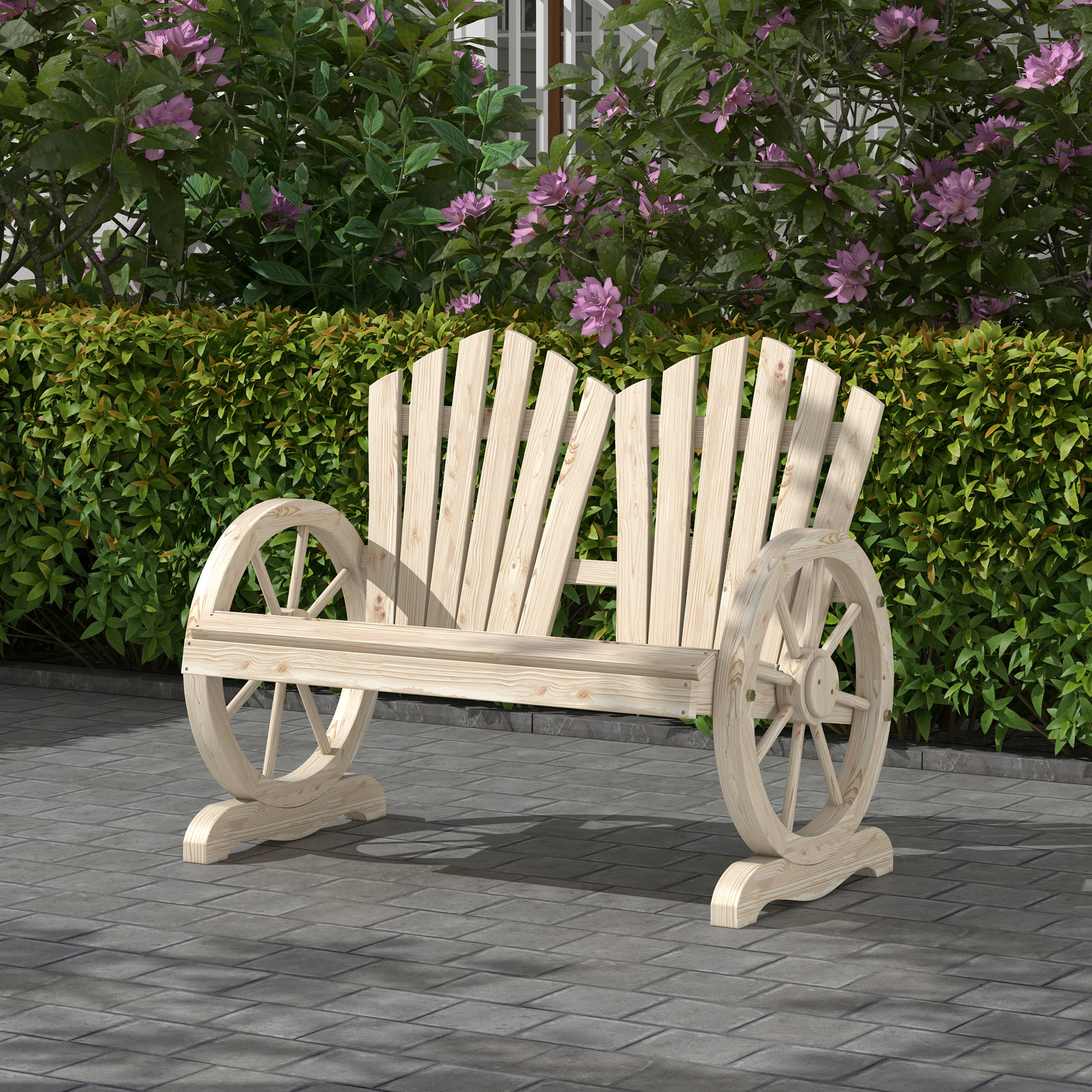 Panchina in legno con ruote di carro su terreno pavimentato, con cespugli verdi e fiori rosa.