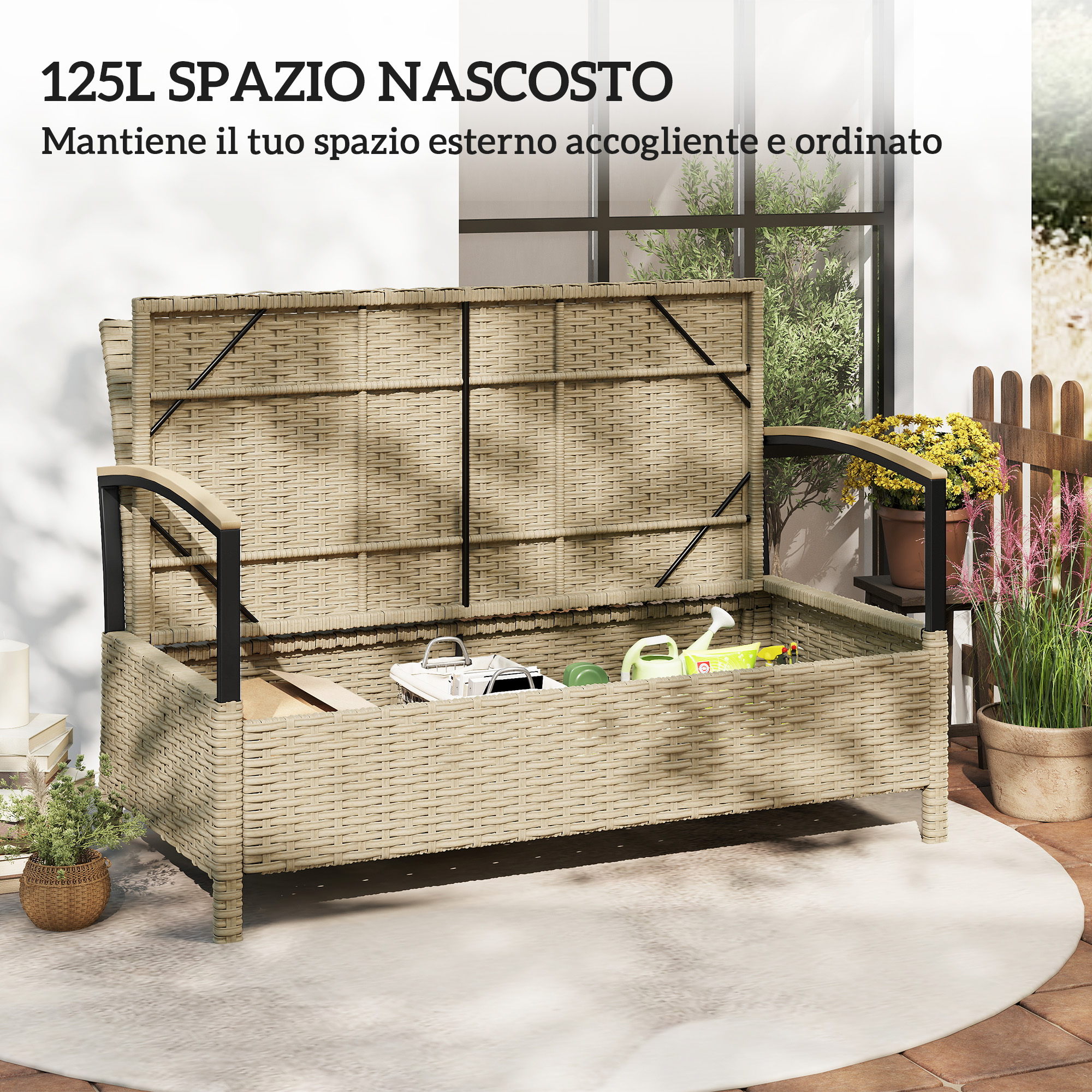 Panca in rattan con coperchio aperto, mostra giocattoli e attrezzi da giardino.