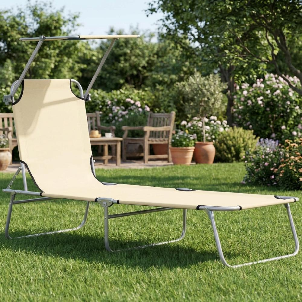 Lettino prendisole beige con baldacchino su erba verde, giardino con mobili sullo sfondo.