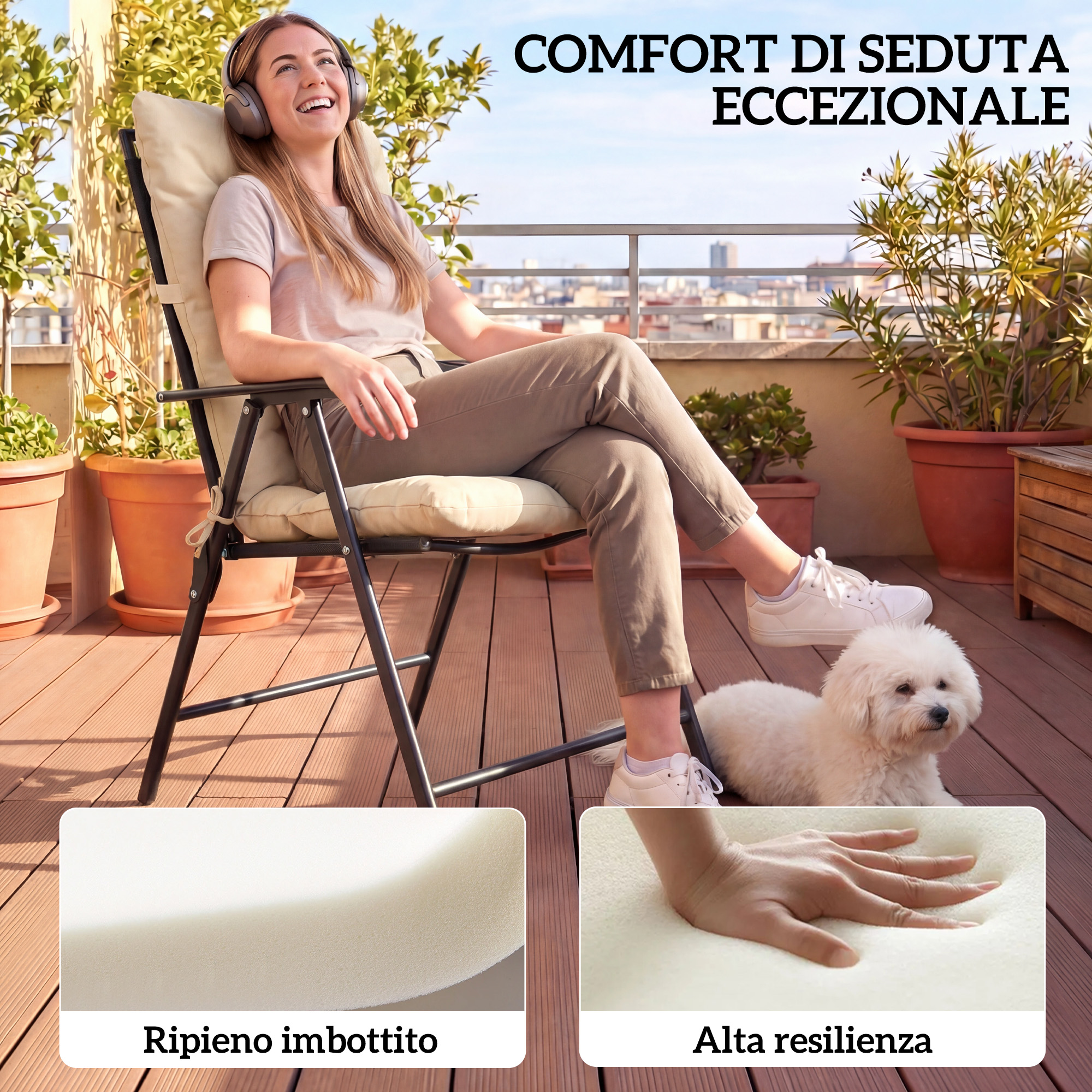 Donna con cuffie seduta su una sedia, cane bianco accanto su un balcone.